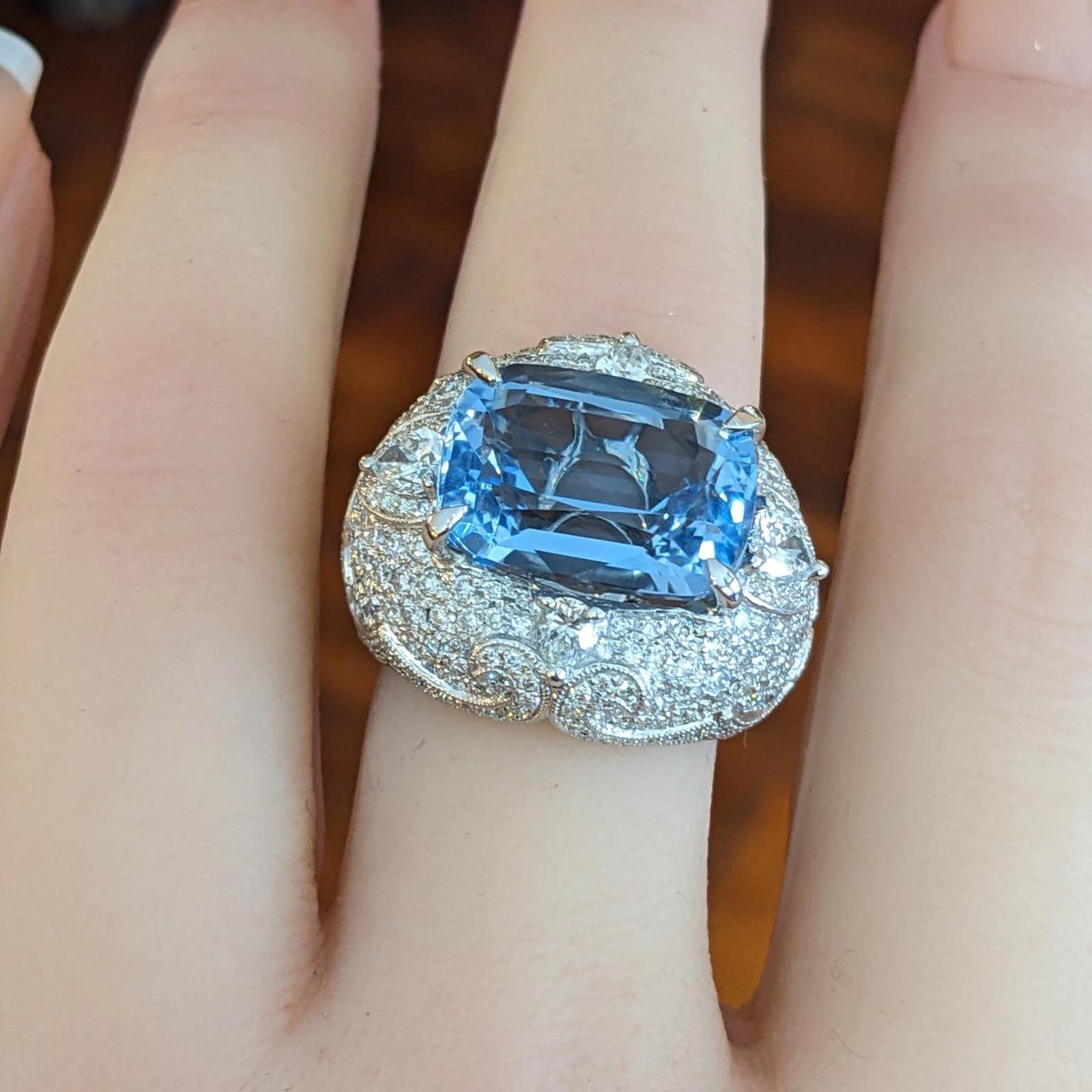 Bague en or blanc 14k avec aigue-marine de couleur Santa Maria et diamant de 8,91 ct 

La bague aigue-marine et diamant présente une aigue-marine de 8,91 carats à taille coussin de couleur Santa Maria, sertie de quatre diamants poire brillants, un