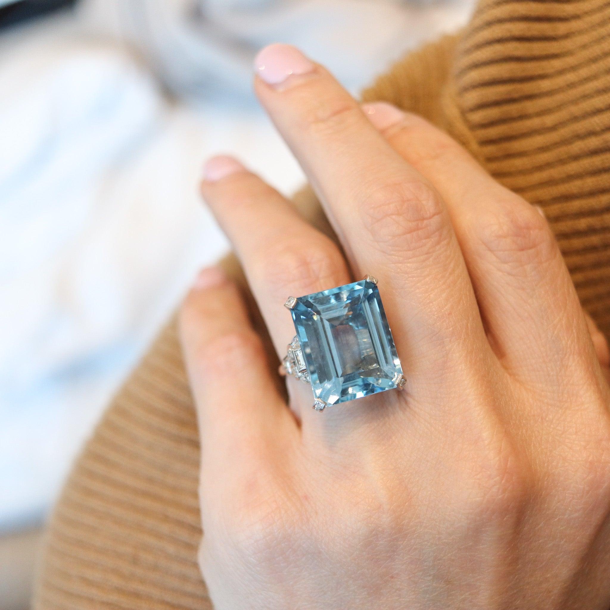 Anillo de cóctel art déco con aguamarina Santa María.

Se trata de un fabuloso anillo de cóctel creado en América durante el periodo Art Déco, allá por 1935. El engaste de este precioso anillo ha sido cuidadosamente elaborado con motivos clásicos en