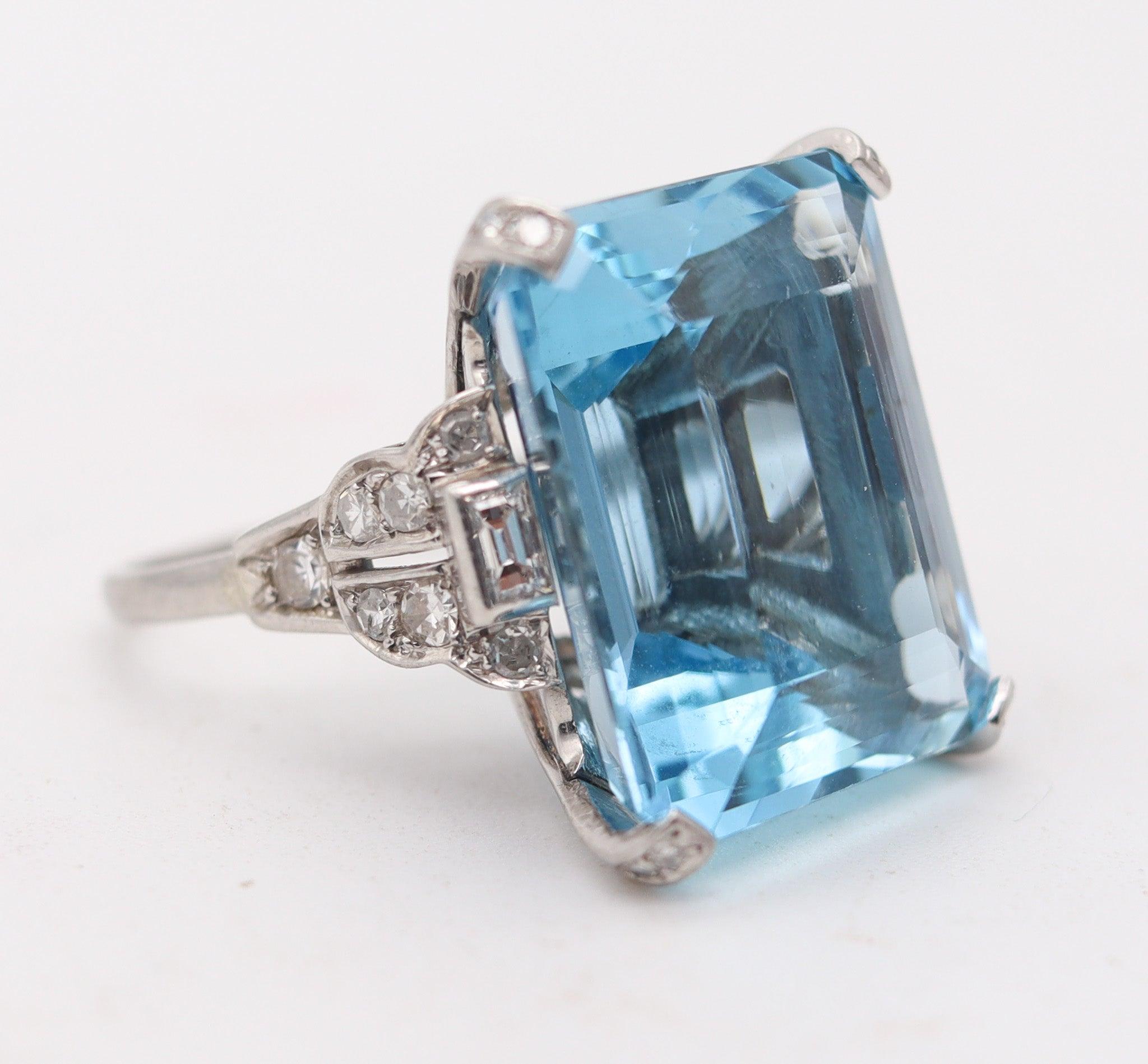 SANTA-MARIA Anillo de cóctel Art Decó de aguamarina en platino con diamantes, 32,38 qt Corte esmeralda en venta