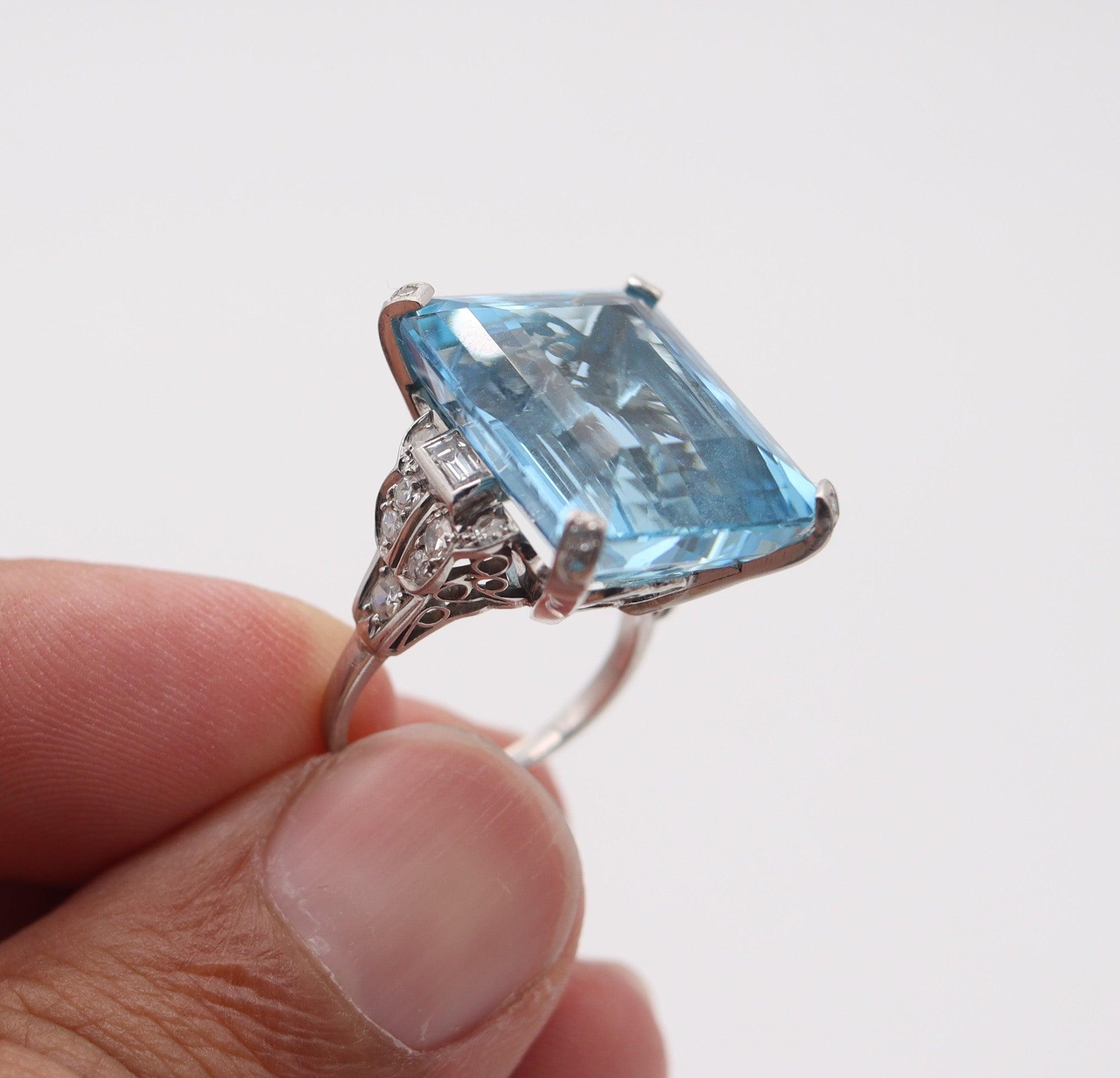 SANTA-MARIA Anillo de cóctel Art Decó de aguamarina en platino con diamantes, 32,38 qt en venta 1