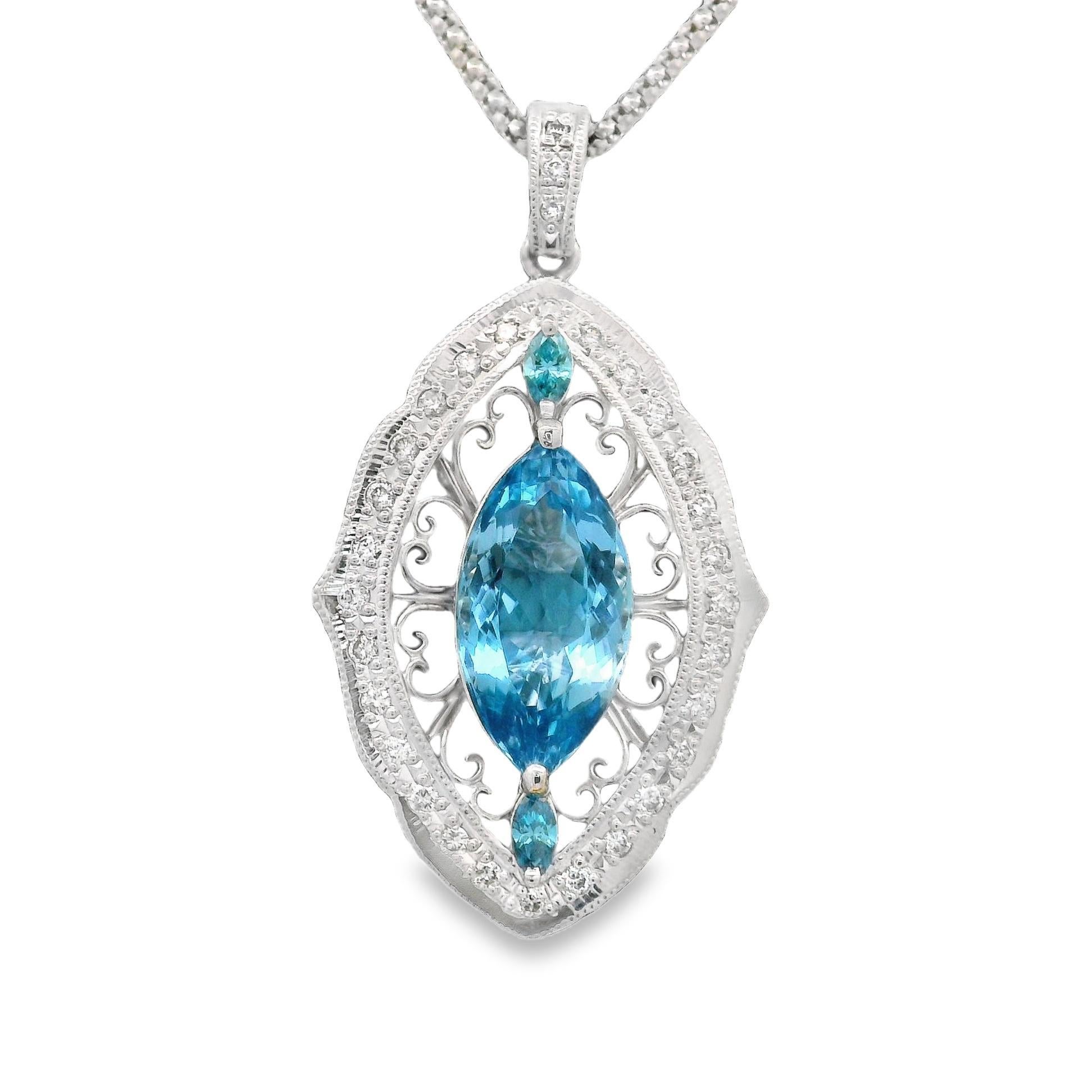 Une remarquable aigue-marine, pesant 4,27 carats, sert de point focal à ce collier à pendentif. La pierre taillée en marquise présente une riche couleur bleu marine vive, appelée dans le commerce 
