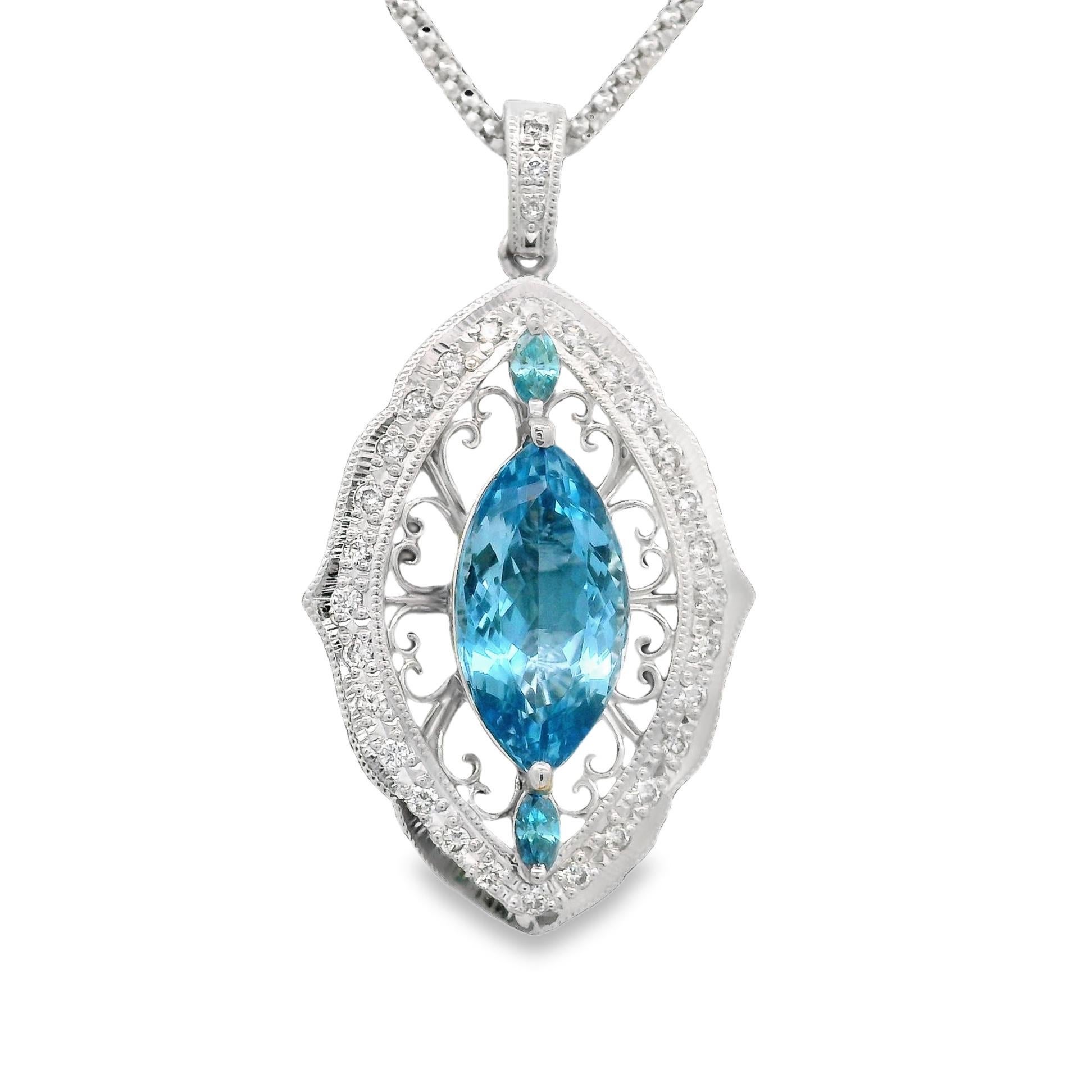 Contemporain Santa Maria Aigue-marine Diamant Platine Pendentif Navette en vente