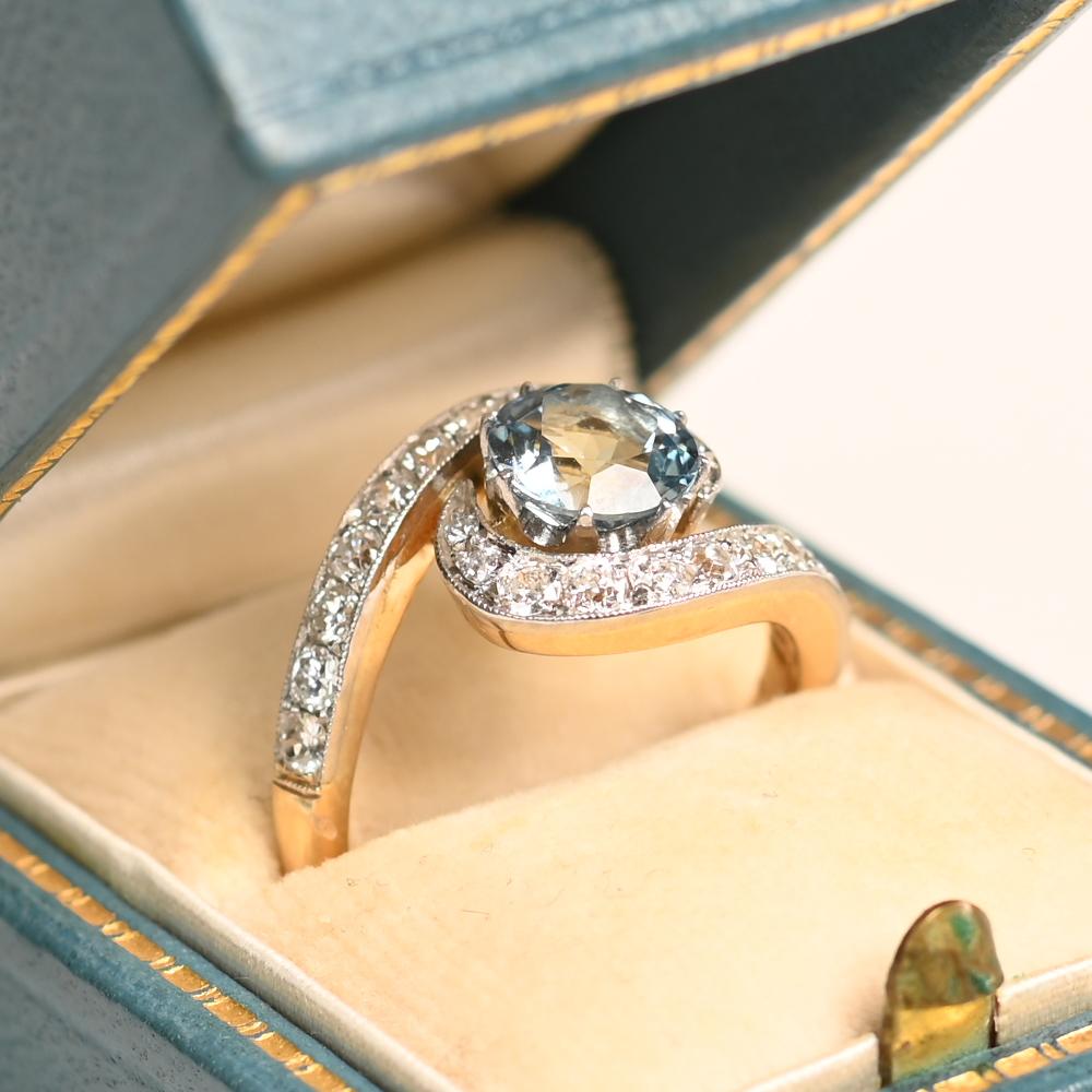Este exquisito anillo de compromiso exhibe una cautivadora aguamarina color Santa María de aprox. 1,10 quilates, tallada con maestría en una brillante forma redonda y asegurada en delicadas garras. Conocida por su profundo tono azul oceánico, esta