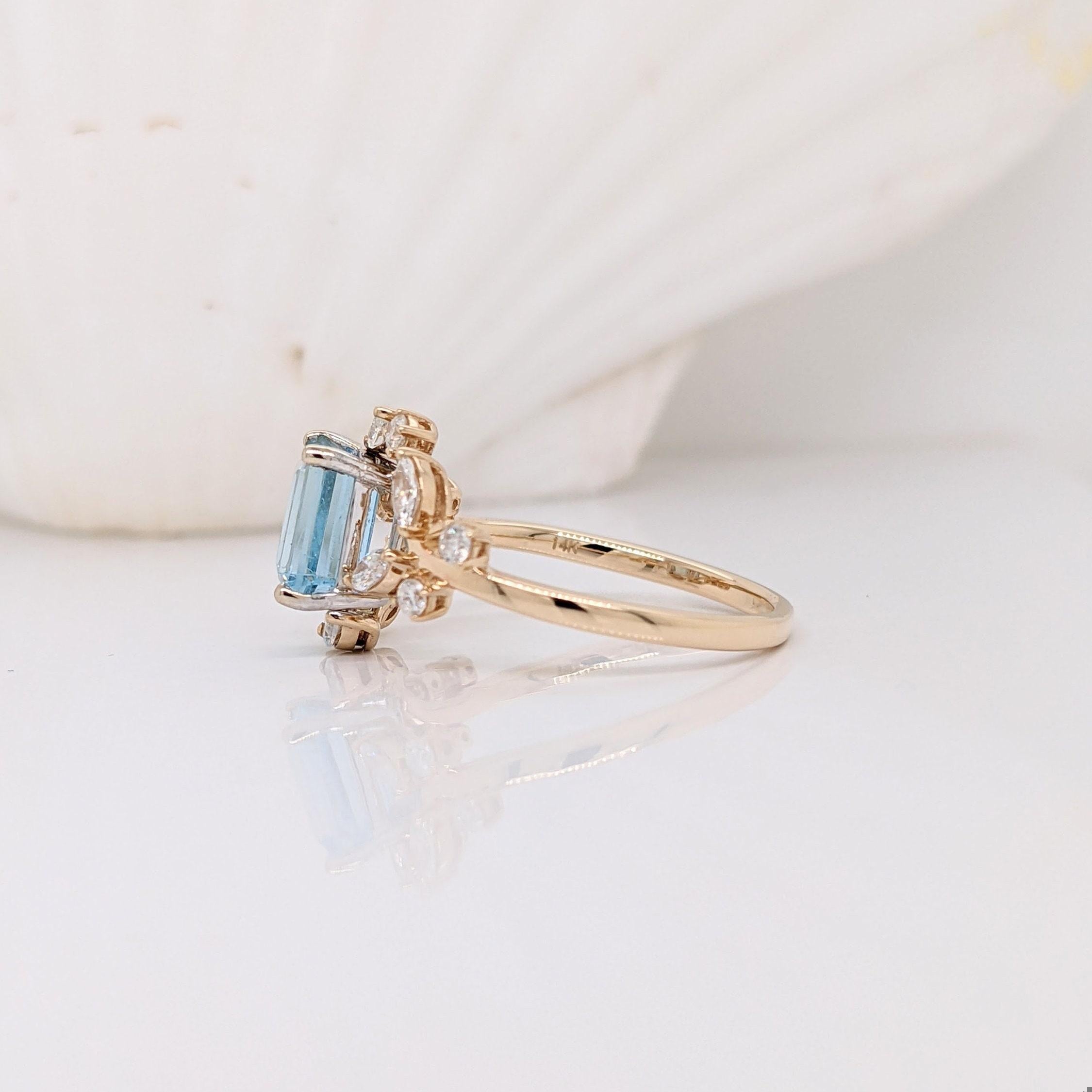 Santa Maria Aquamarine Ring in Solid 14K Yellow Gold with Natural Diamonds In New Condition For Sale In Columbus, OH