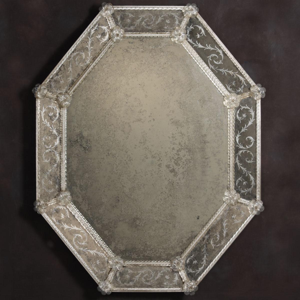  Santa Maria Gloriosa dei Frari, reproduction of an 18th-century mirror, all crystal pieces
are ground, engraved and silvered with pure silver entirely by hand following the ancient traditions for the production of Venetian mirrors.
Fratelli Tosi