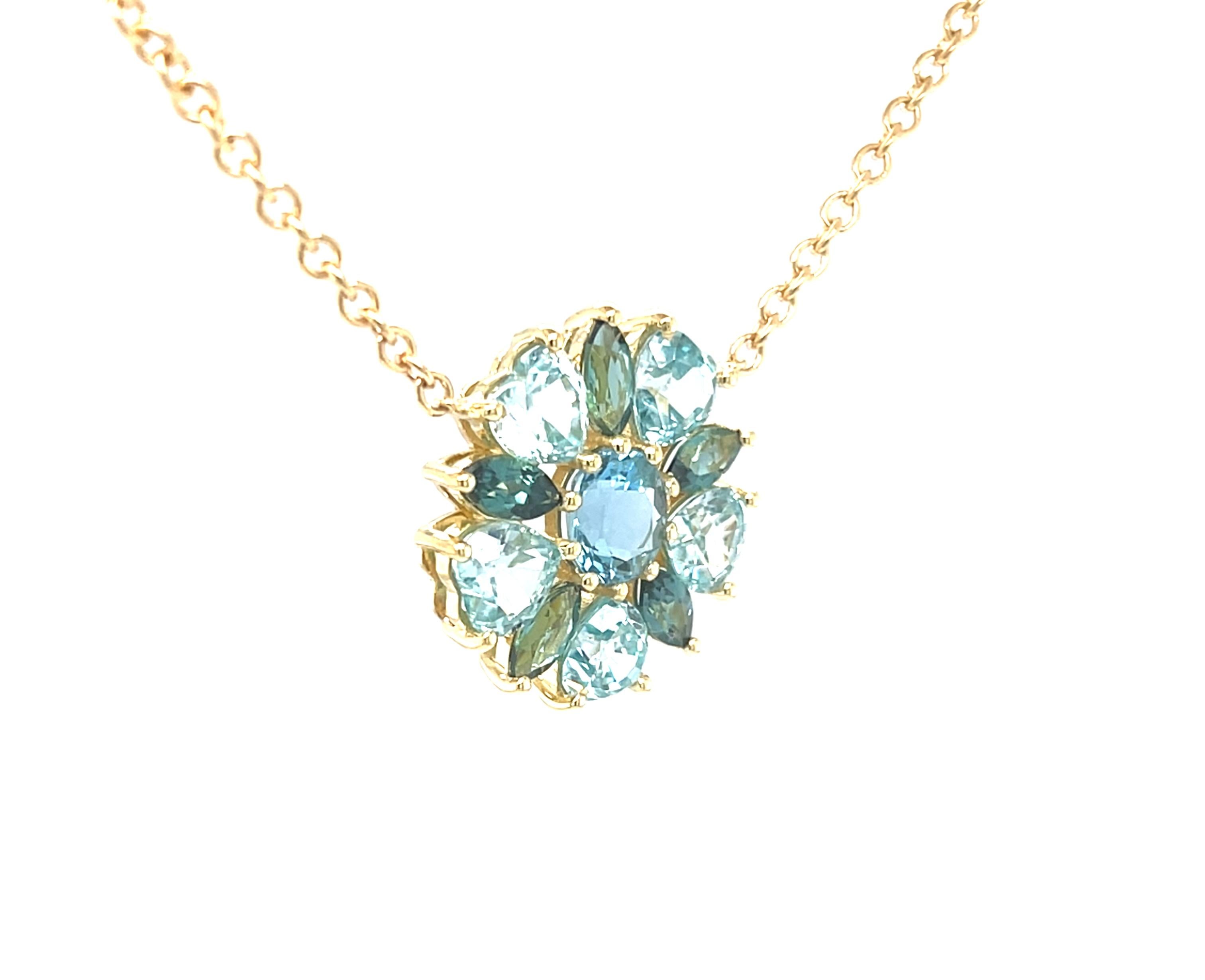Ce superbe collier pendentif présente une magnifique aigue-marine de la mine Santa Maria encadrée d'un zircon bleu en forme de cœur et d'une topaze bleue de Londres taillée en marquise dans une monture en or jaune 18 carats unique et fabriquée à la