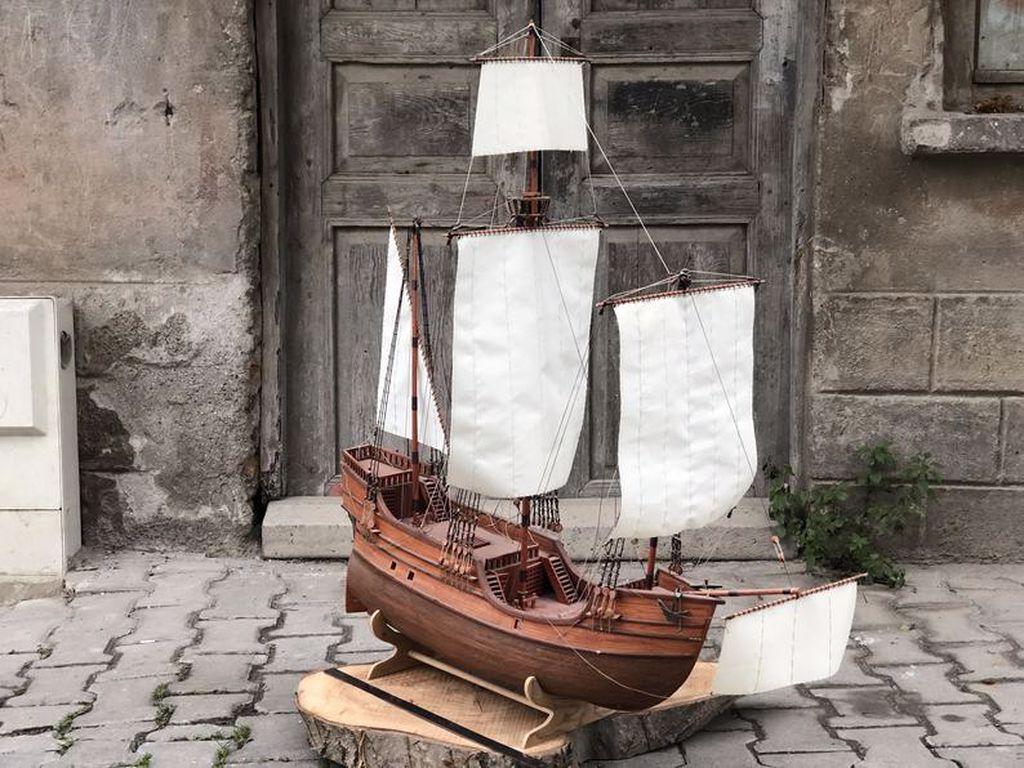 Modell eines Schiffes in Museumsqualität von Santa Maria (Arts and Crafts) im Angebot