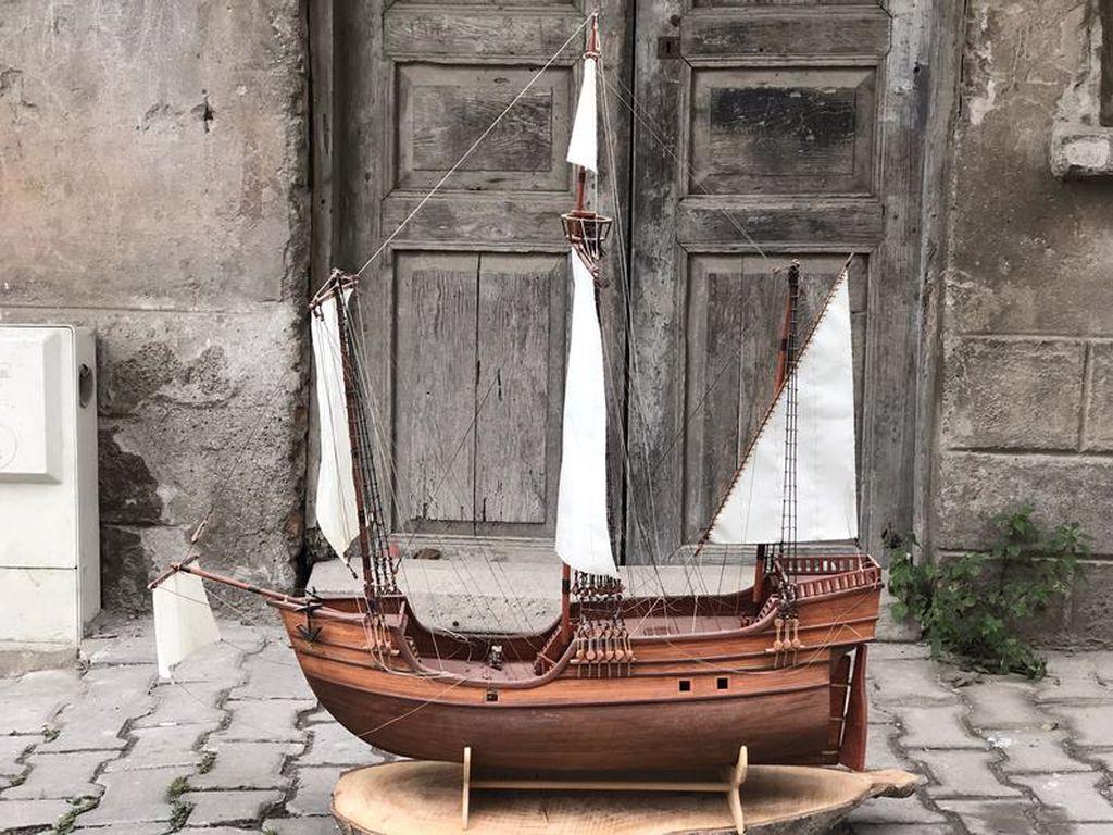 Arts and Crafts Santa Maria Model Ship, Museum Quality For Sale