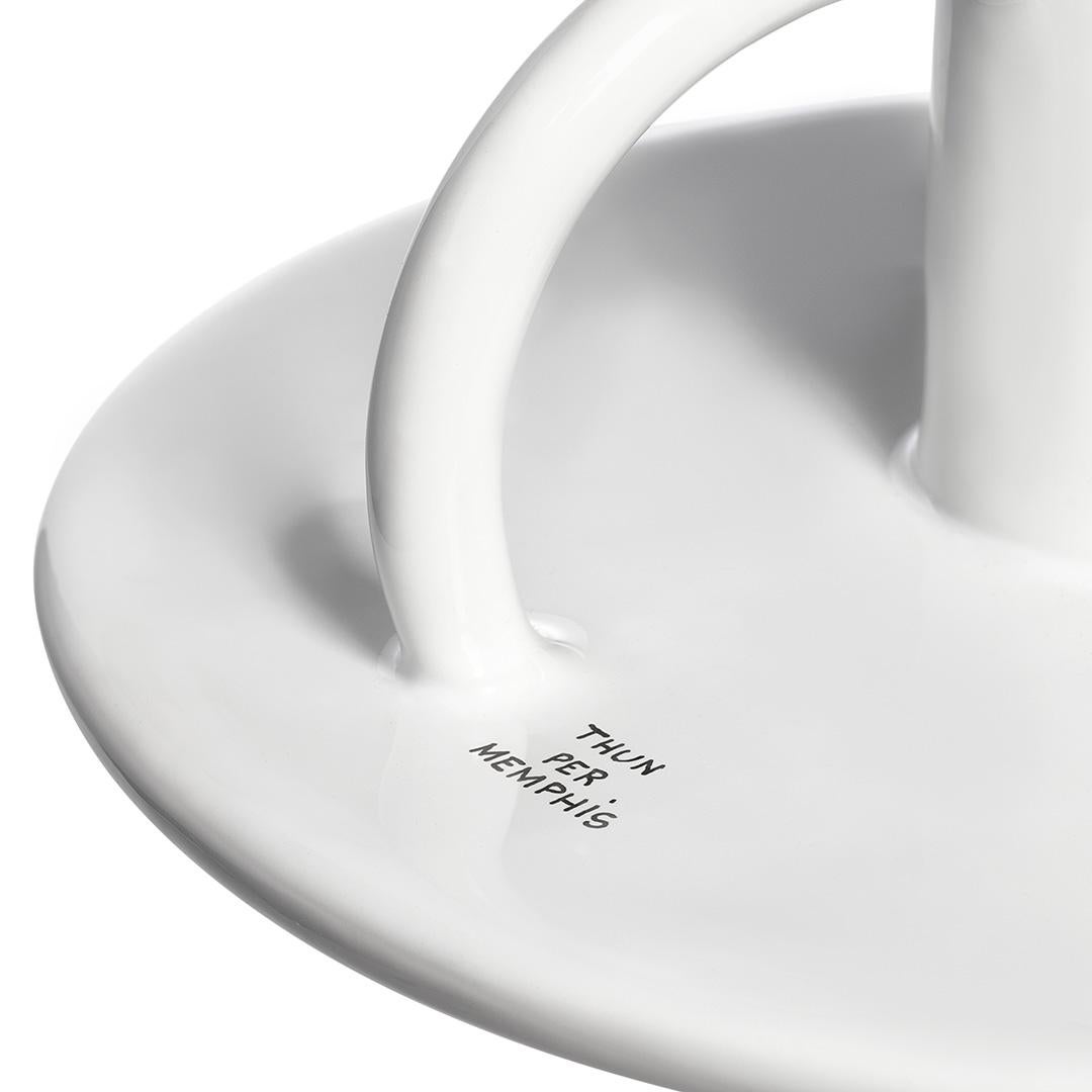 Qui viene mostrata la lampada da soffitto Santa Monica con accessibilità al cablaggio UE, progettata nel 1983 da Matteo Thun. Il paralume è in ceramica e la lampadina non è inclusa. 

Nato nel 1952 a Bolzano, Italia. Matteo Thun studia sotto la