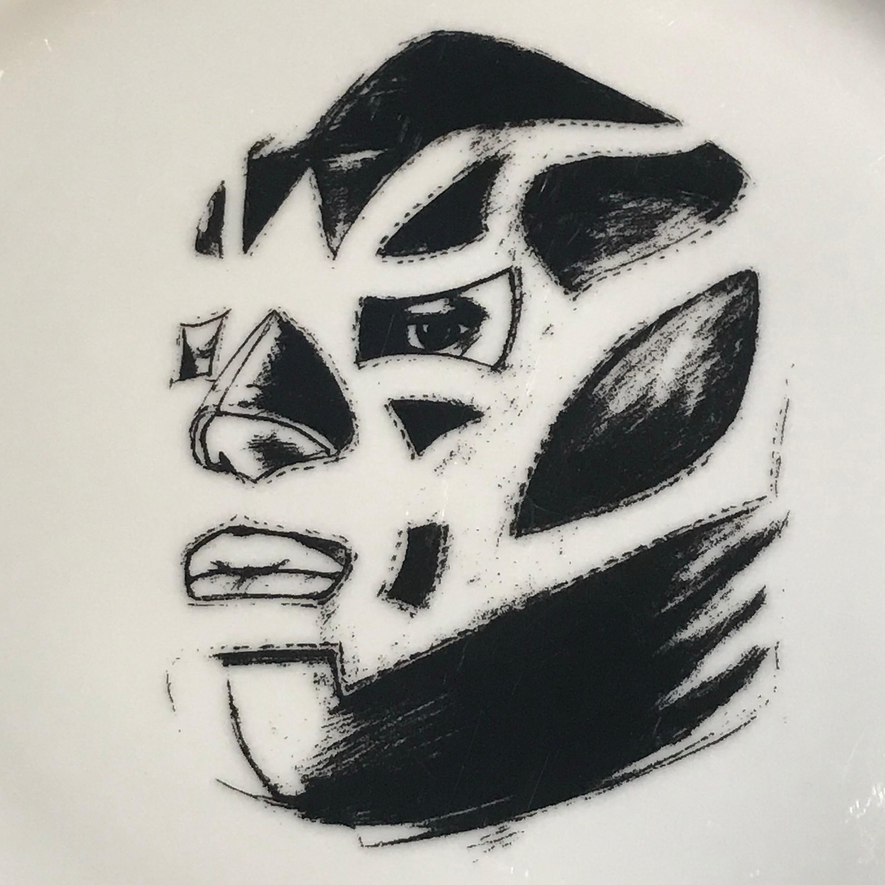 Piatto in ceramica disegnato dall'artista Salomon Huerta, con un'arte ispirata al wrestler o luchador messicano 