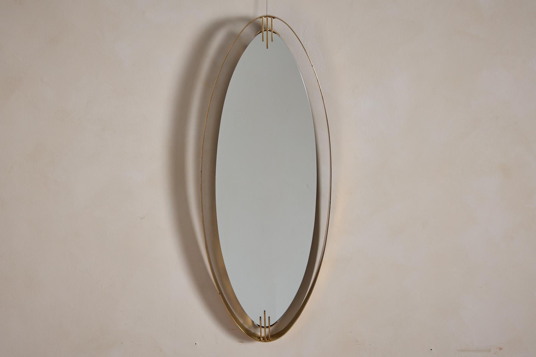 Santambrogio & De Berti Miroir ovale en laiton,  Italie années 60
Cadre flottant en laiton épais avec fermoir décoratif 
