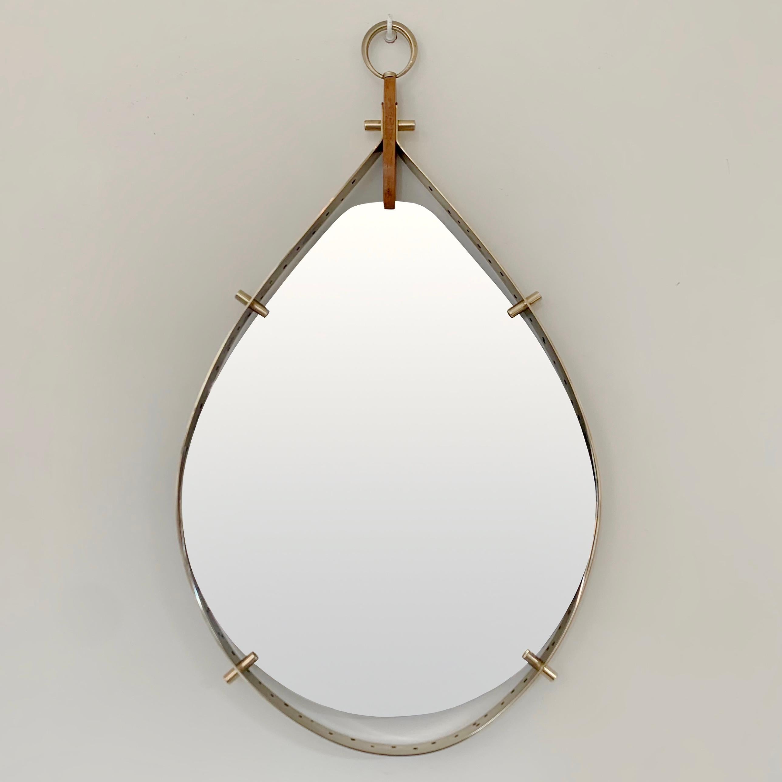 Rare decorative mid-century teardrop shaped mirror by Santambrogio & De Berti, circa 1960, Italy.
Polished brass, wood.
Dimensions: 66 cm H, 38 cm W, 3 cm D.
Original condition.
All purchases are covered by our Buyer Protection Guarantee.
This item