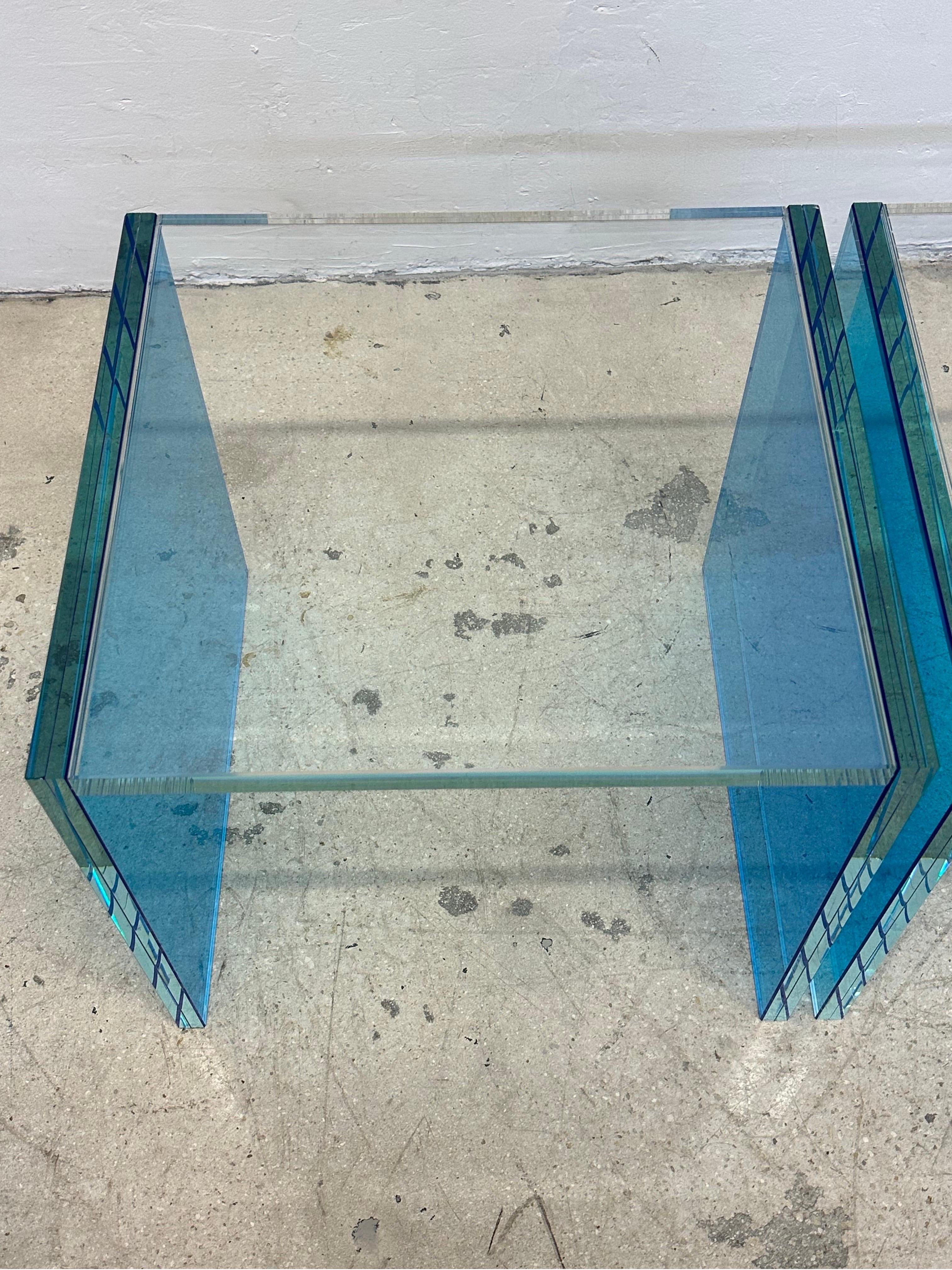 Paire de tables d'appoint architecturales en verre bleu Santambrogio Milano - 2022 en vente 3