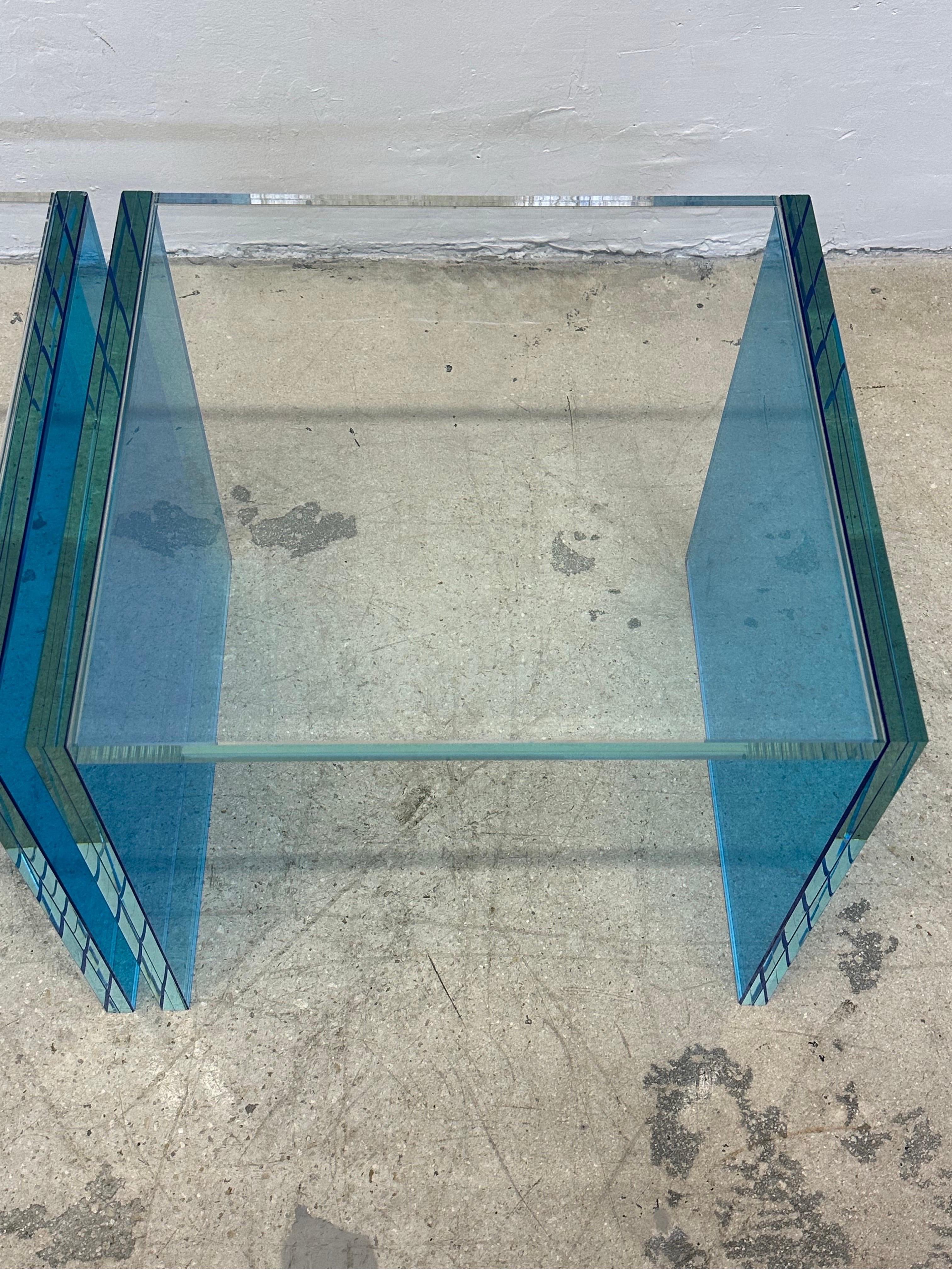 Paire de tables d'appoint architecturales en verre bleu Santambrogio Milano - 2022 en vente 4