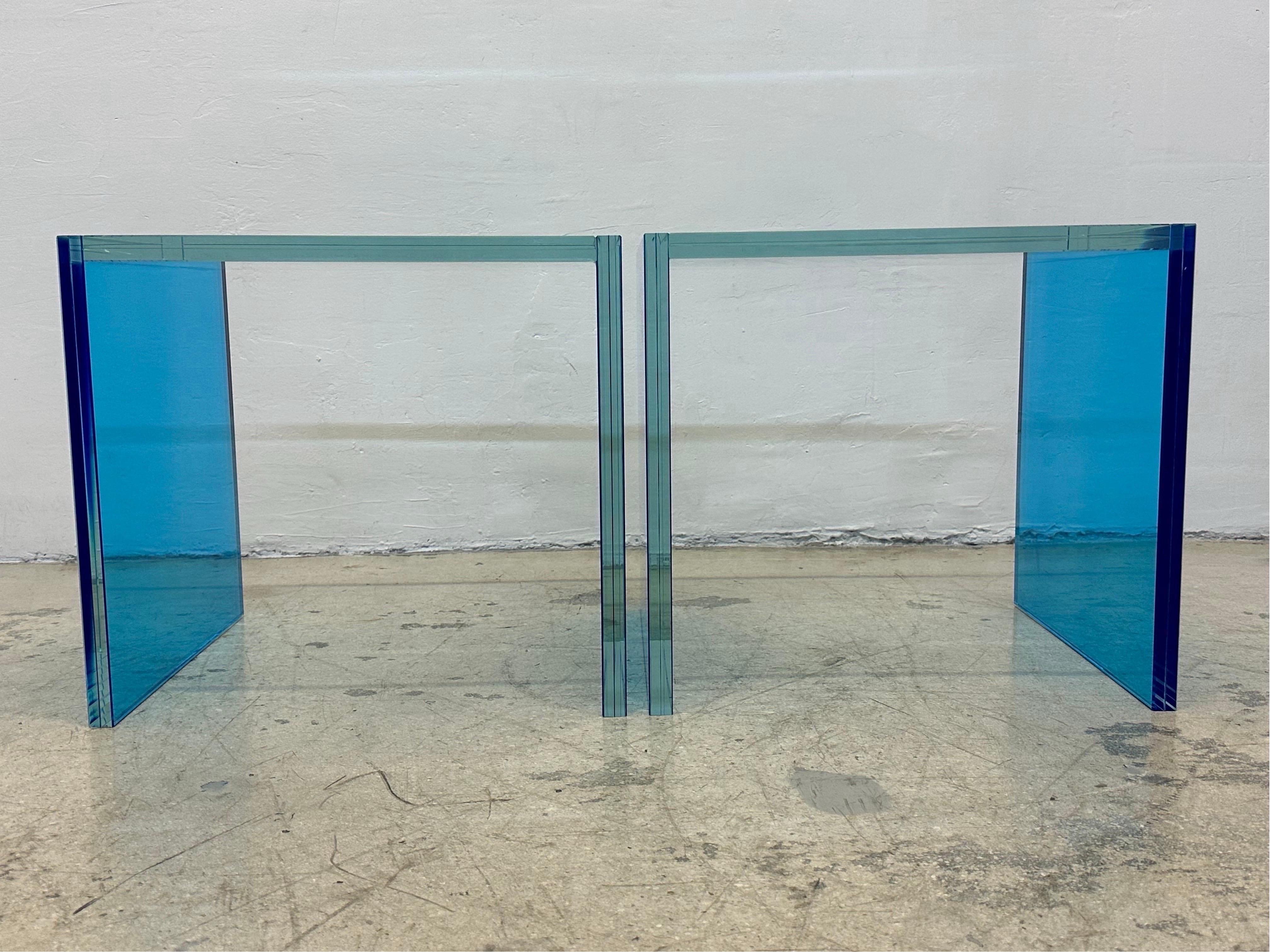 Paire de tables d'appoint architecturales en verre bleu Santambrogio Milano - 2022 en vente 5