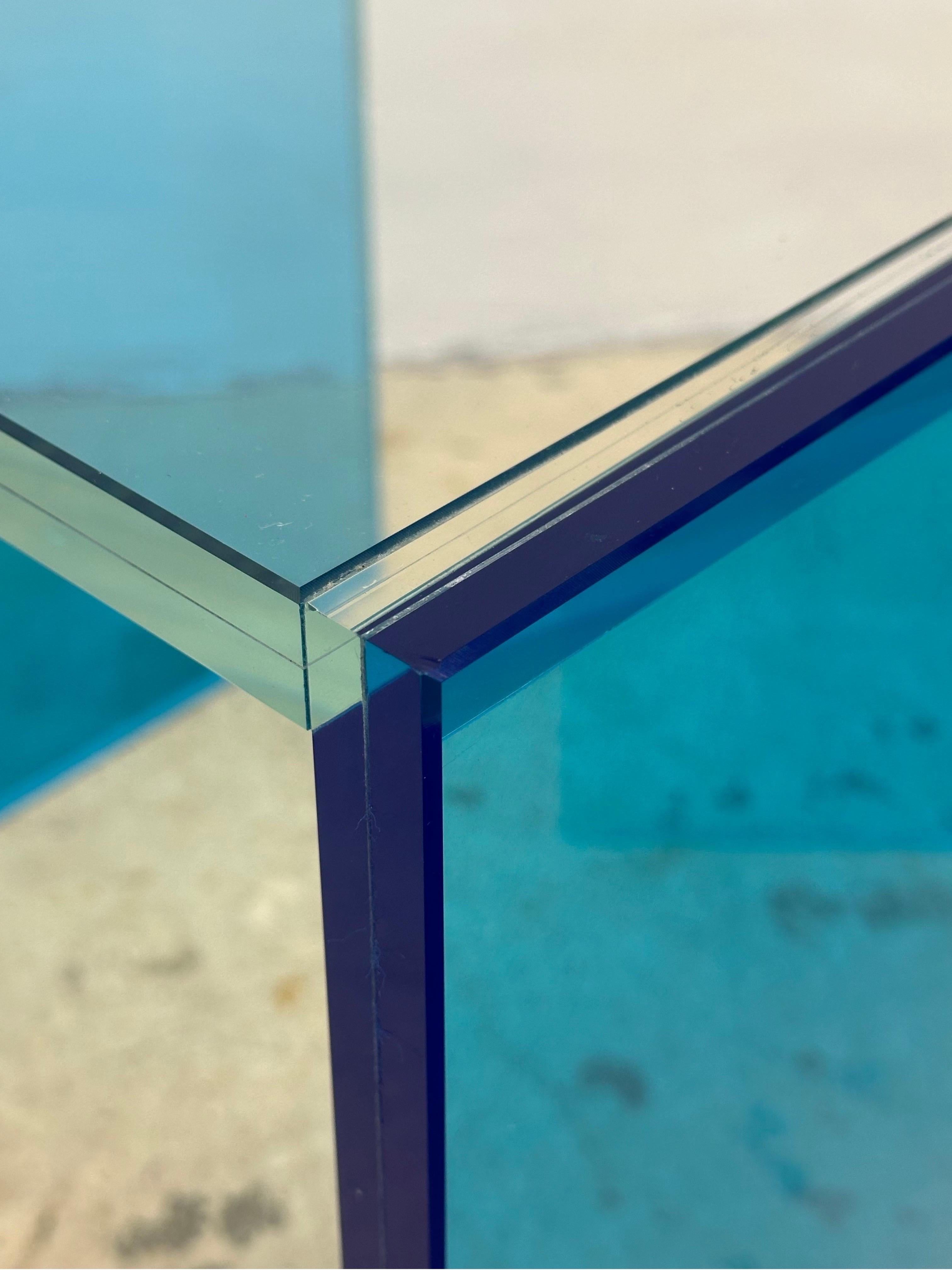 Paire de tables d'appoint architecturales en verre bleu Santambrogio Milano - 2022 en vente 6