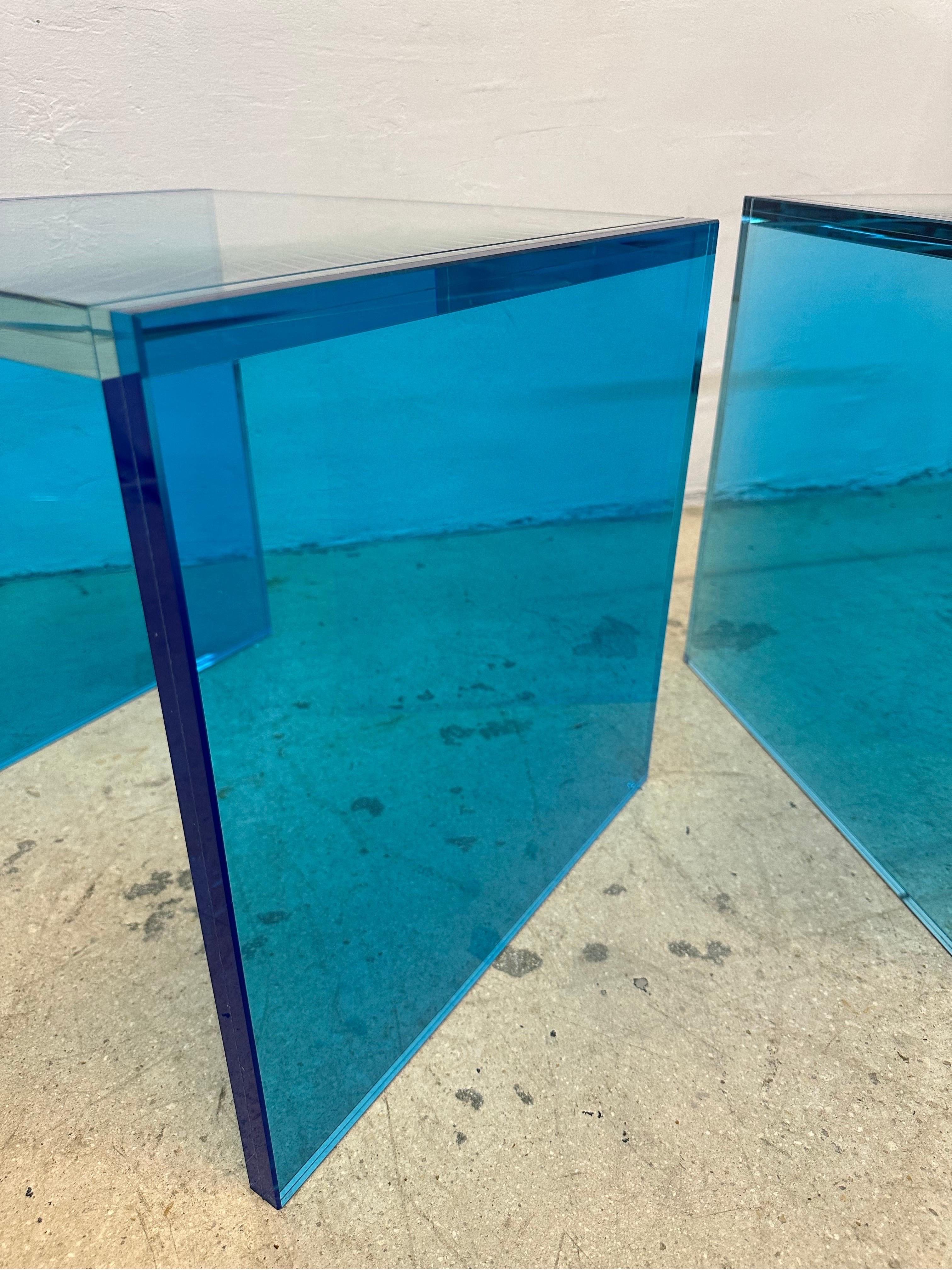 Paire de tables d'appoint architecturales en verre bleu Santambrogio Milano - 2022 en vente 7