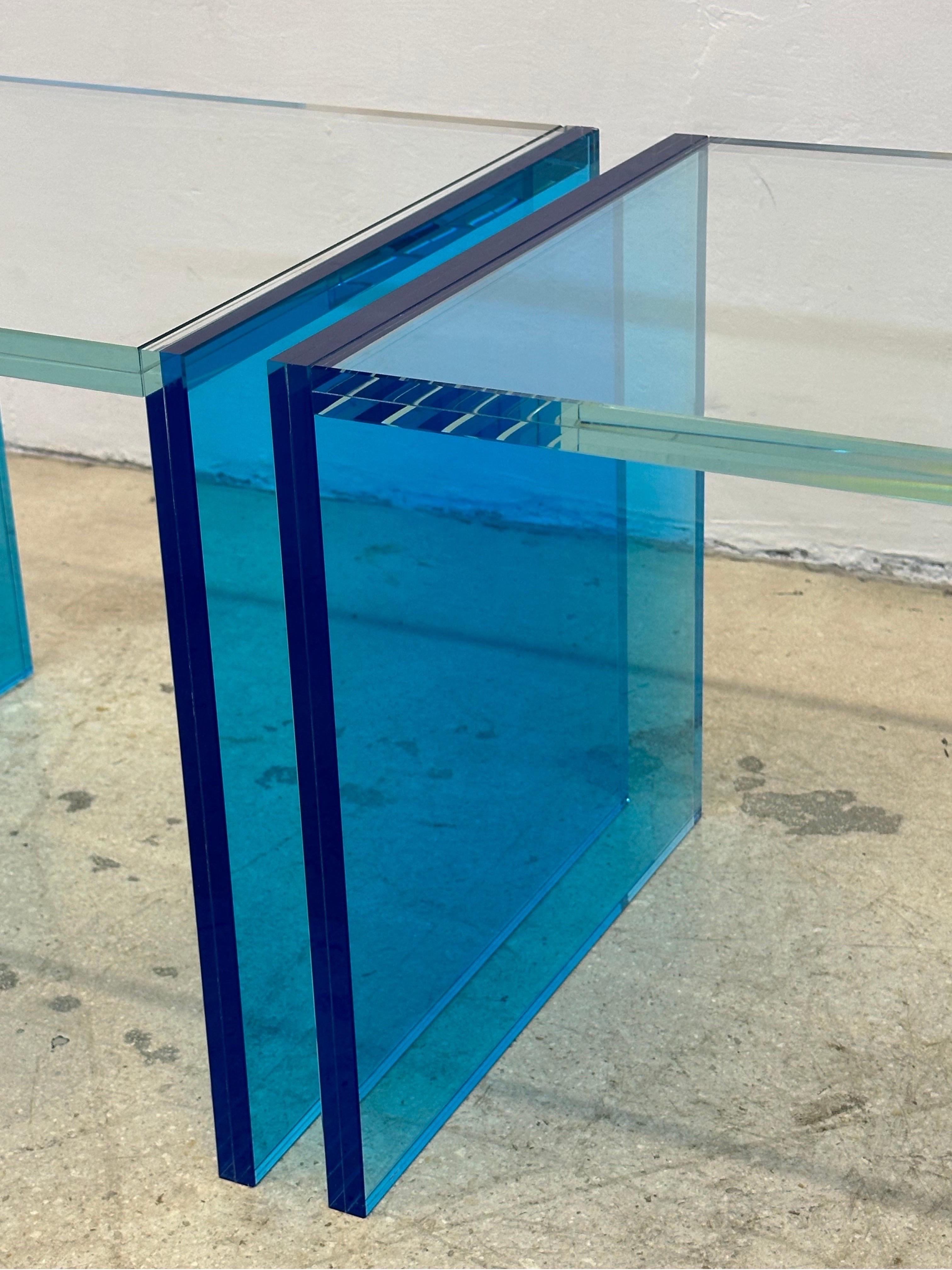 Paire de tables d'appoint architecturales en verre bleu Santambrogio Milano - 2022 en vente 9
