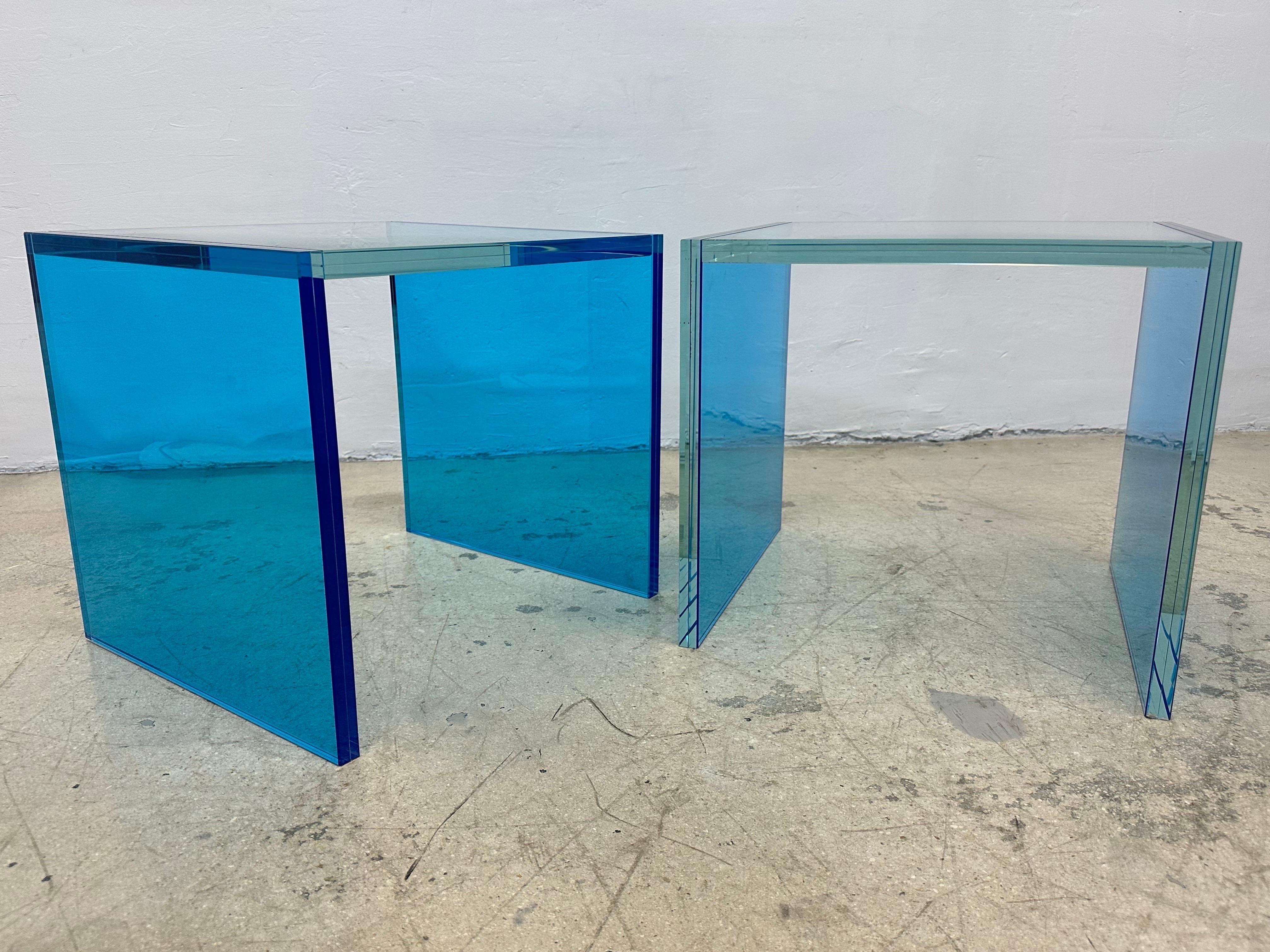 Paire de tables d'appoint architecturales en verre bleu Santambrogio Milano - 2022 en vente 10