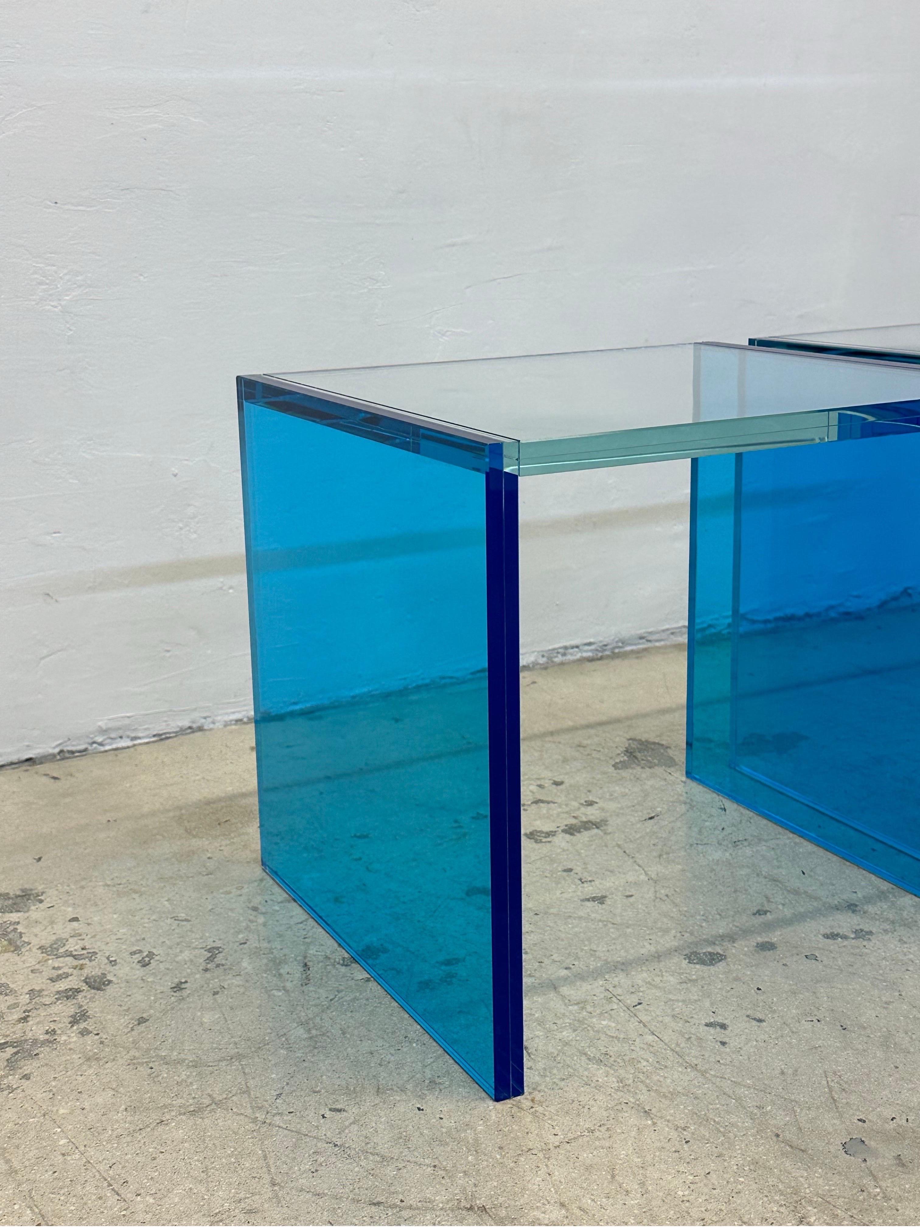 Paire de tables d'appoint architecturales en verre bleu Santambrogio Milano - 2022 en vente 11