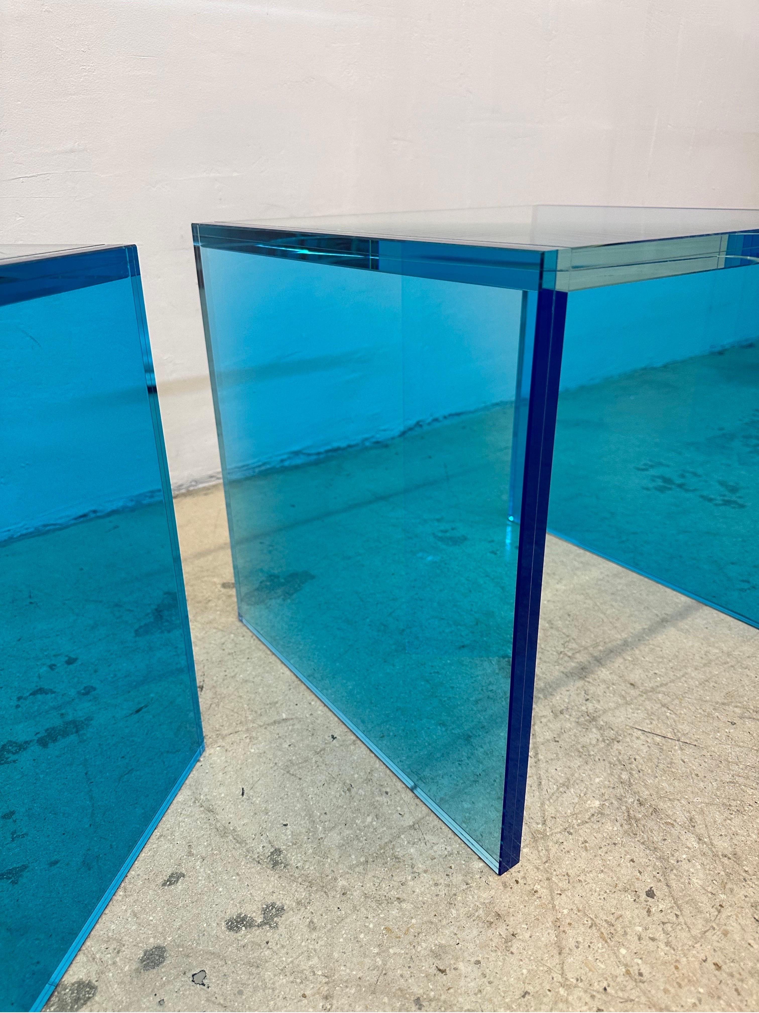 Paire de tables d'appoint architecturales en verre bleu Santambrogio Milano - 2022 en vente 12