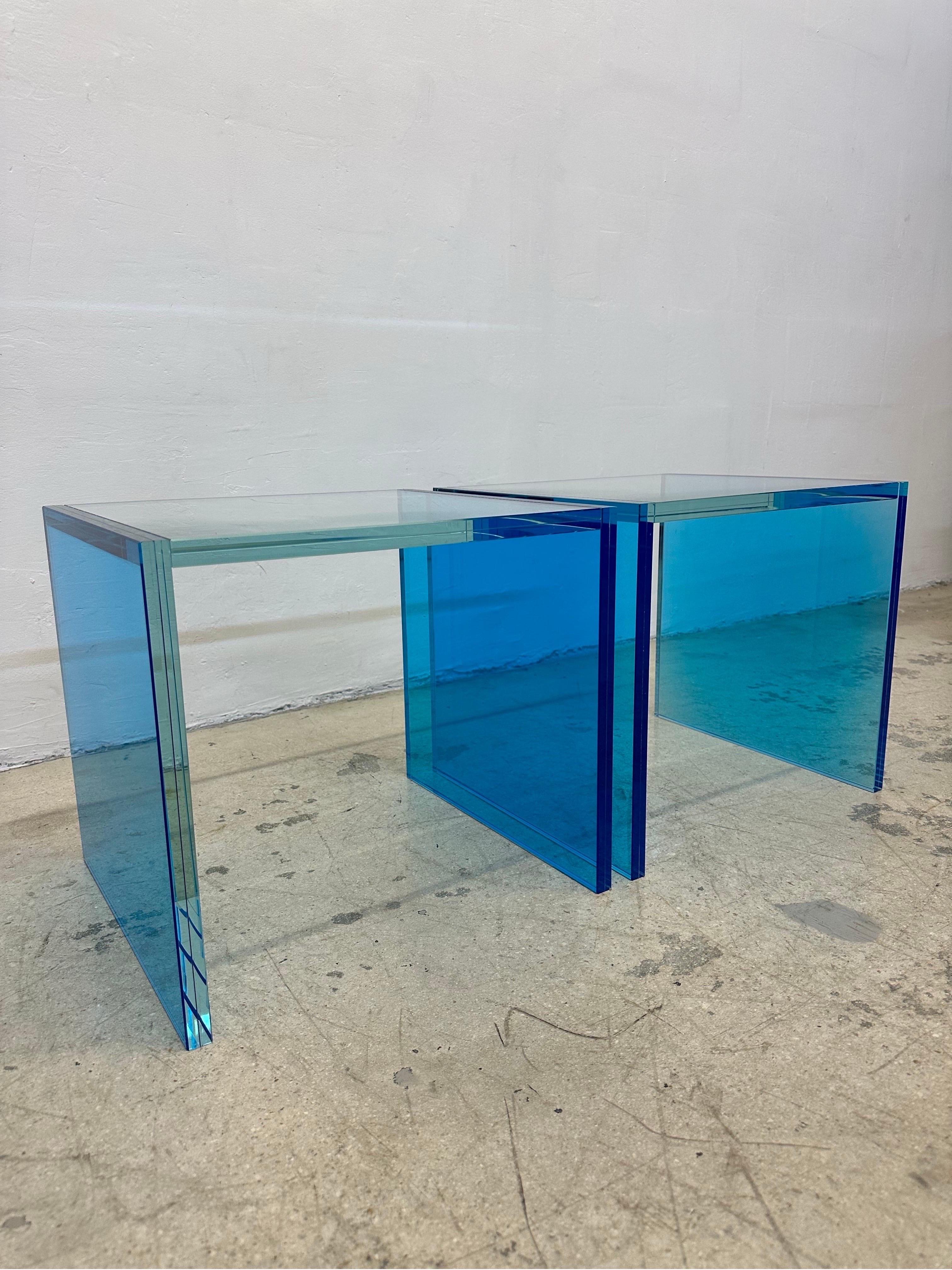 Cette paire de tables d'appoint en verre bleu, créée par le célèbre cabinet d'architectes verriers Santambrogio Milano, a été conçue pour la Collection Saintes et présentée pour la première fois au Salone de Mobile, en 2022.

Au passage de la