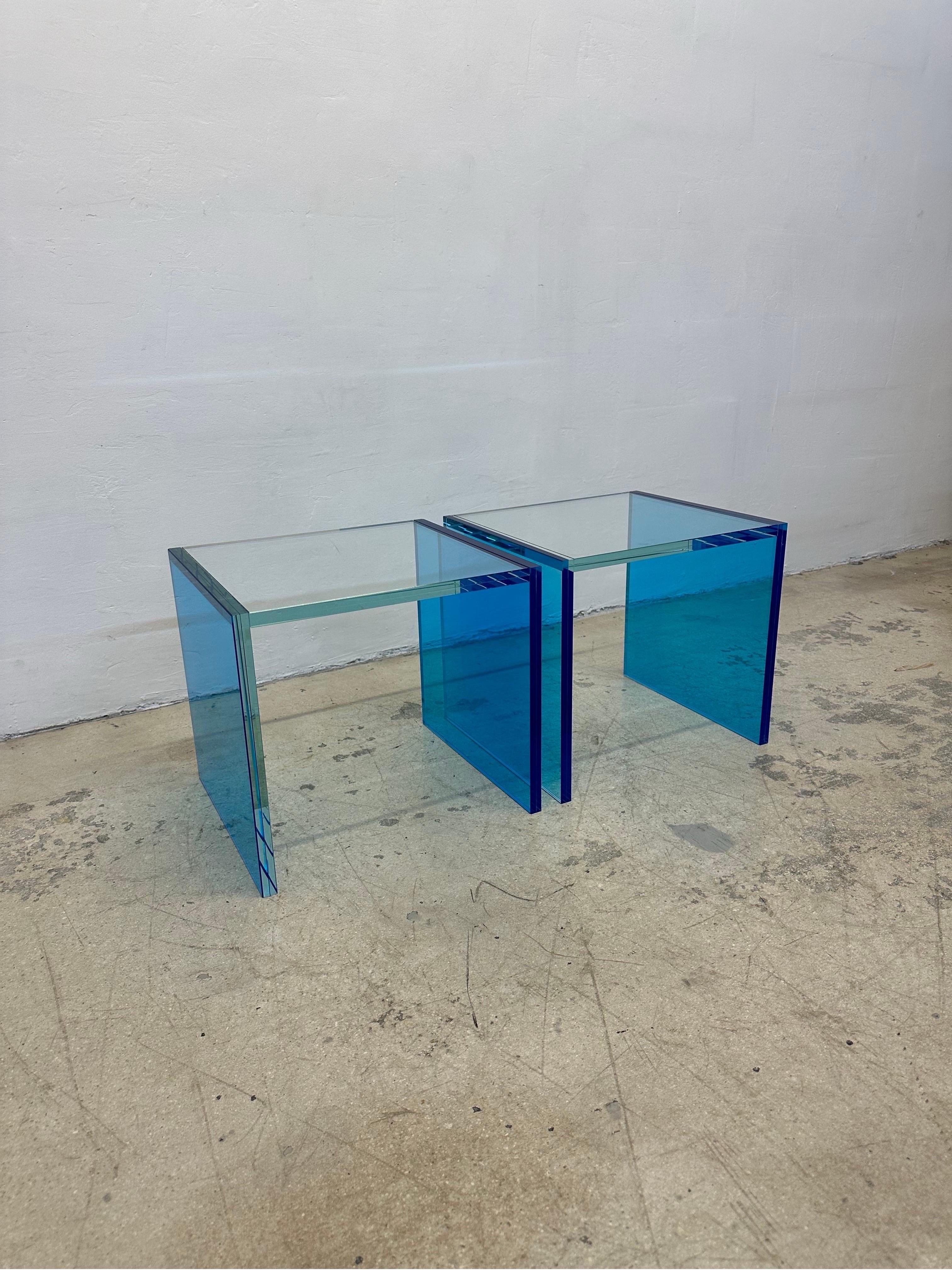 Paire de tables d'appoint architecturales en verre bleu Santambrogio Milano - 2022 en vente 13