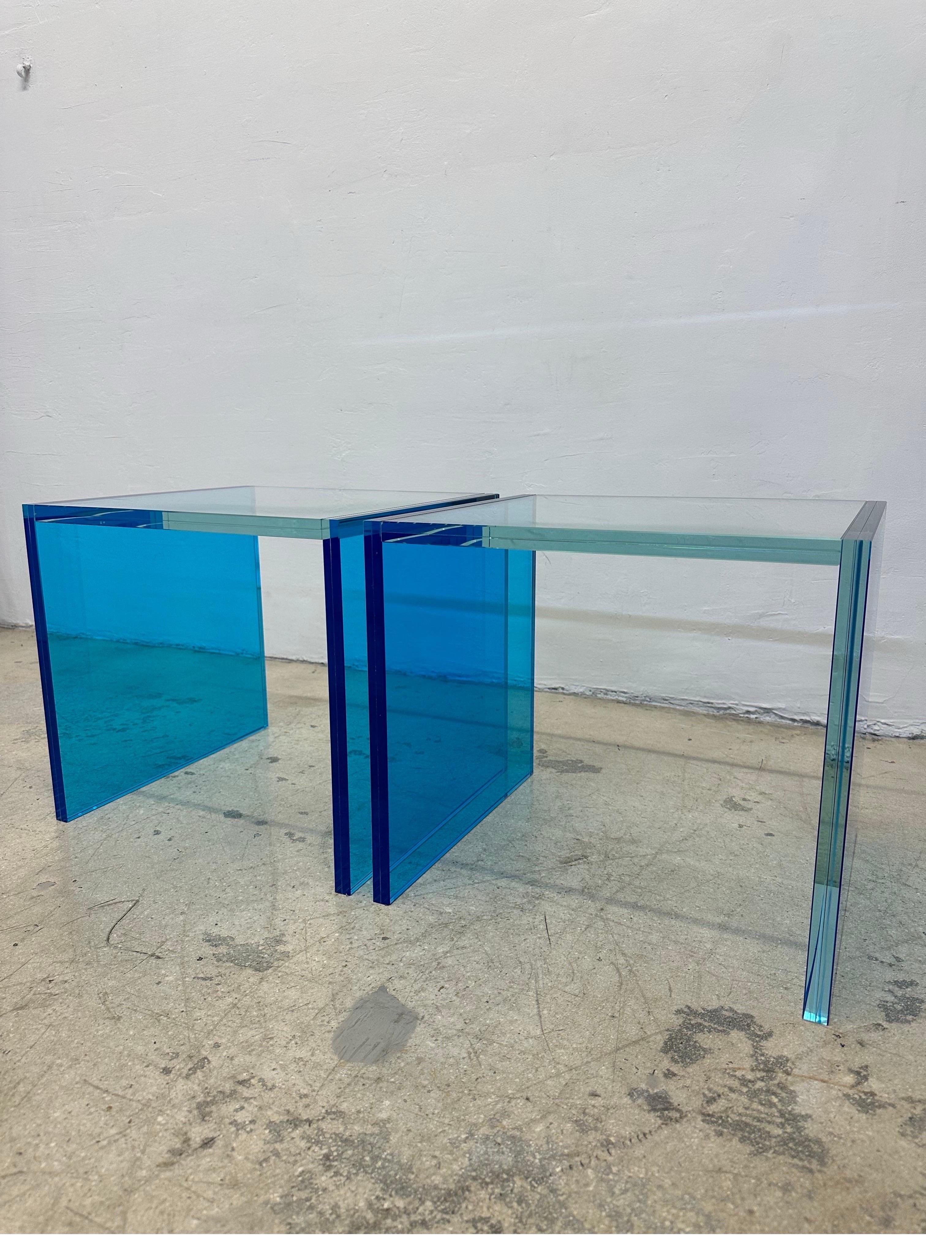 Moderne Paire de tables d'appoint architecturales en verre bleu Santambrogio Milano - 2022 en vente