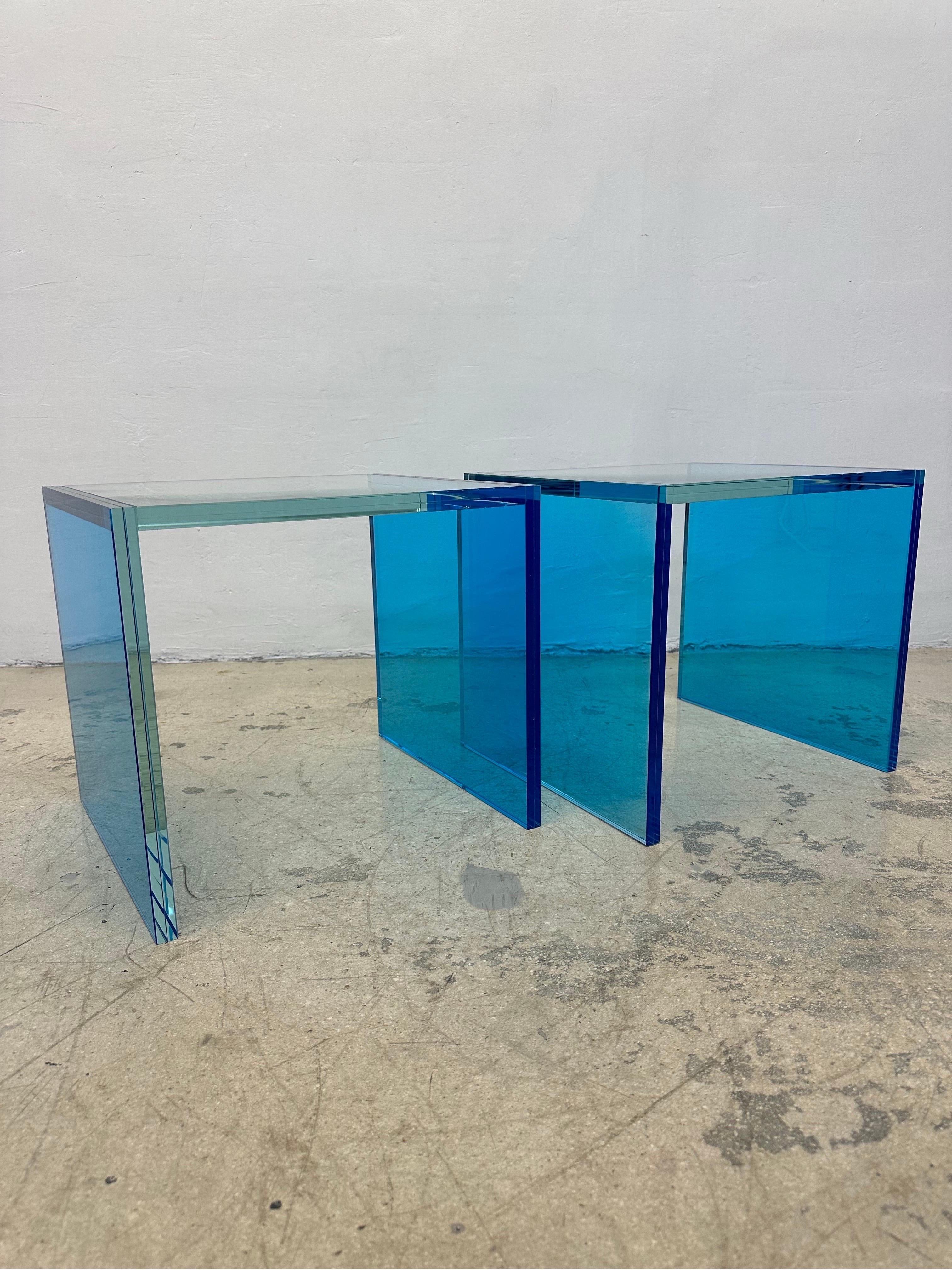 XXIe siècle et contemporain Paire de tables d'appoint architecturales en verre bleu Santambrogio Milano - 2022 en vente