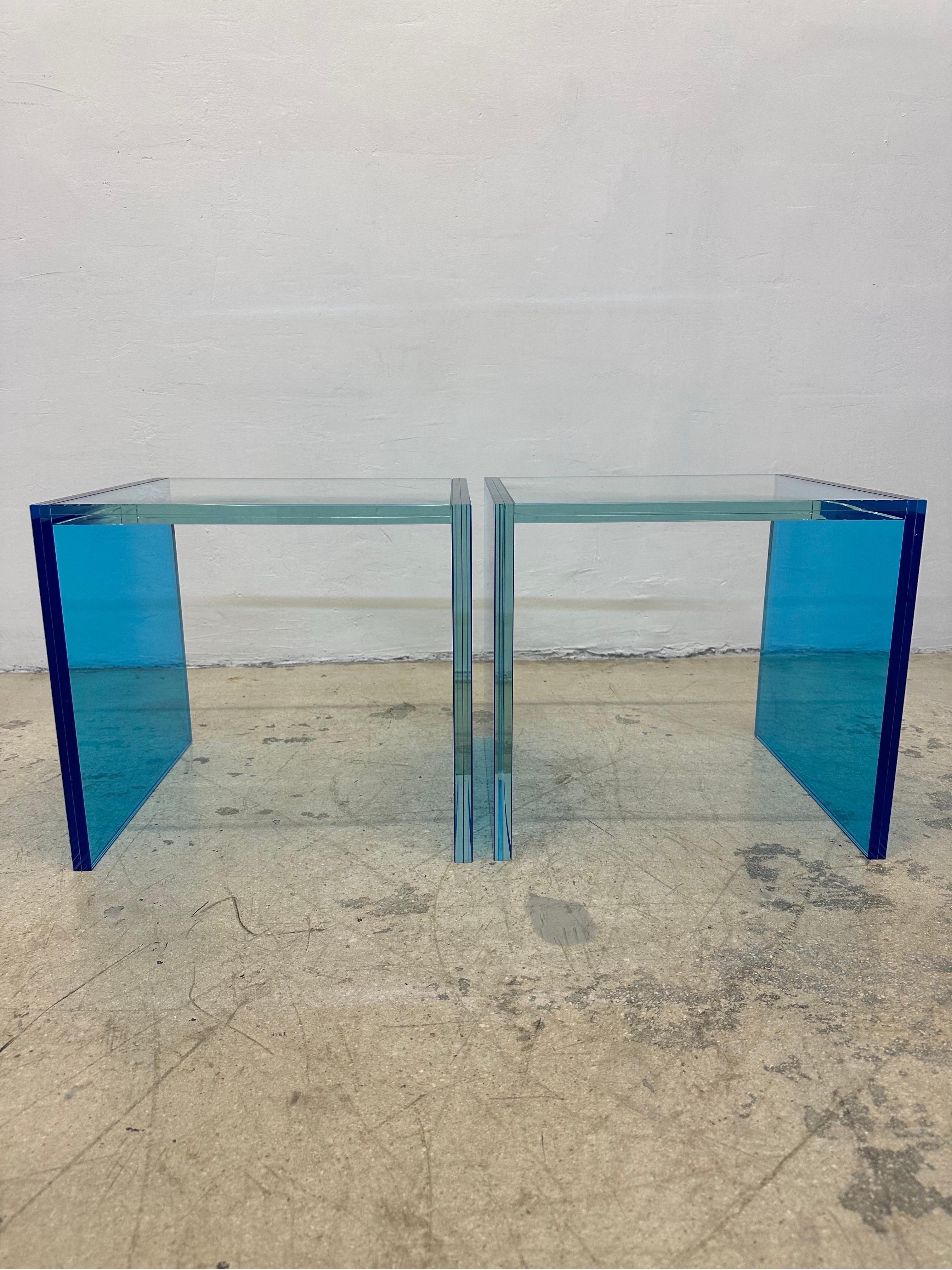Verre Paire de tables d'appoint architecturales en verre bleu Santambrogio Milano - 2022 en vente