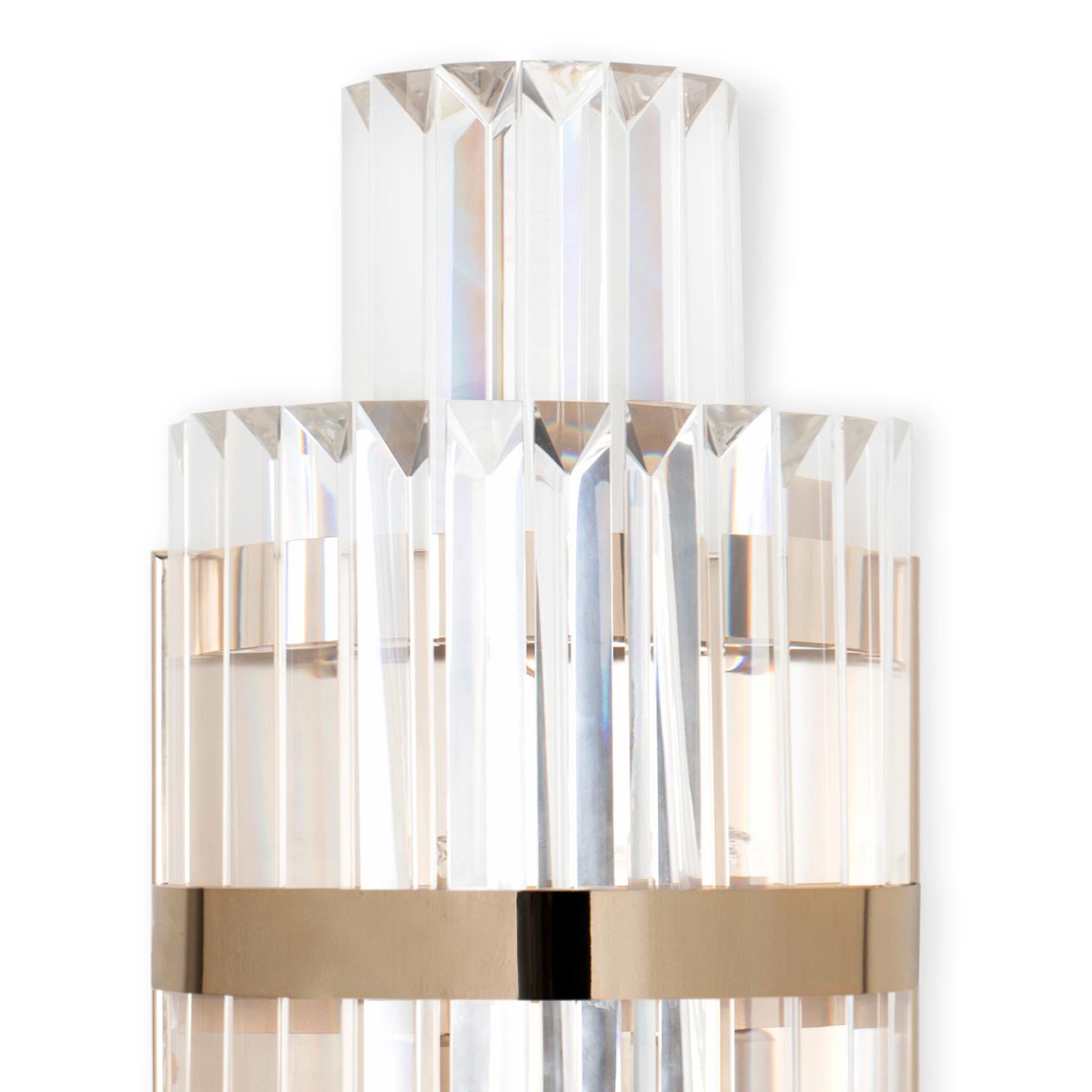 Wall lamp santana with polished brass structure 
and with shade in carved crystal glass. With 4 halogen 
bulbs, lamp holder type g9 (40W max), Voltage: 220-240V. 
Bulbs not included.