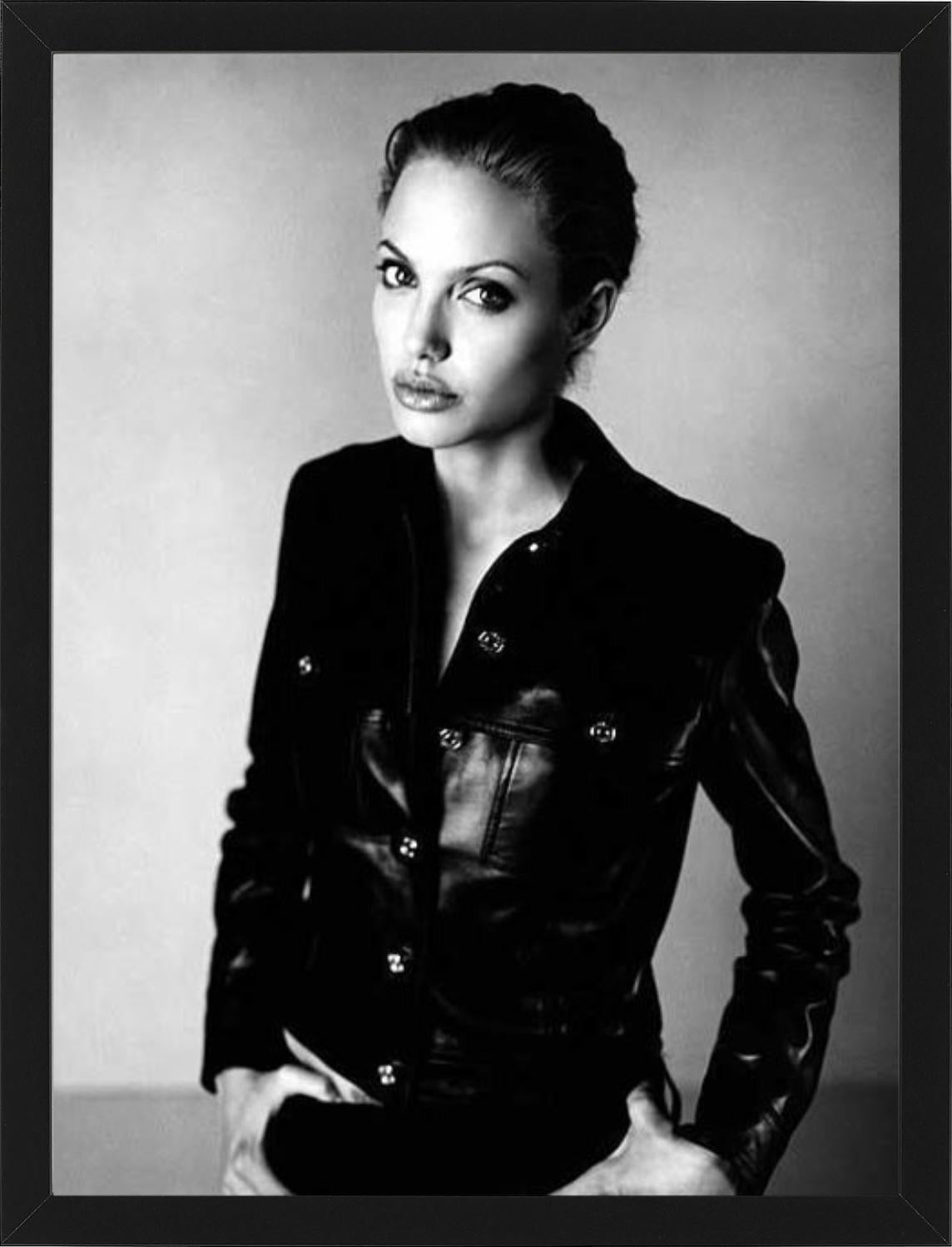 „Angelina Jolie für Esquire“ – Angelina in Leder, Kunstfotografie, 1999 (Zeitgenössisch), Photograph, von Sante D´ Orazio