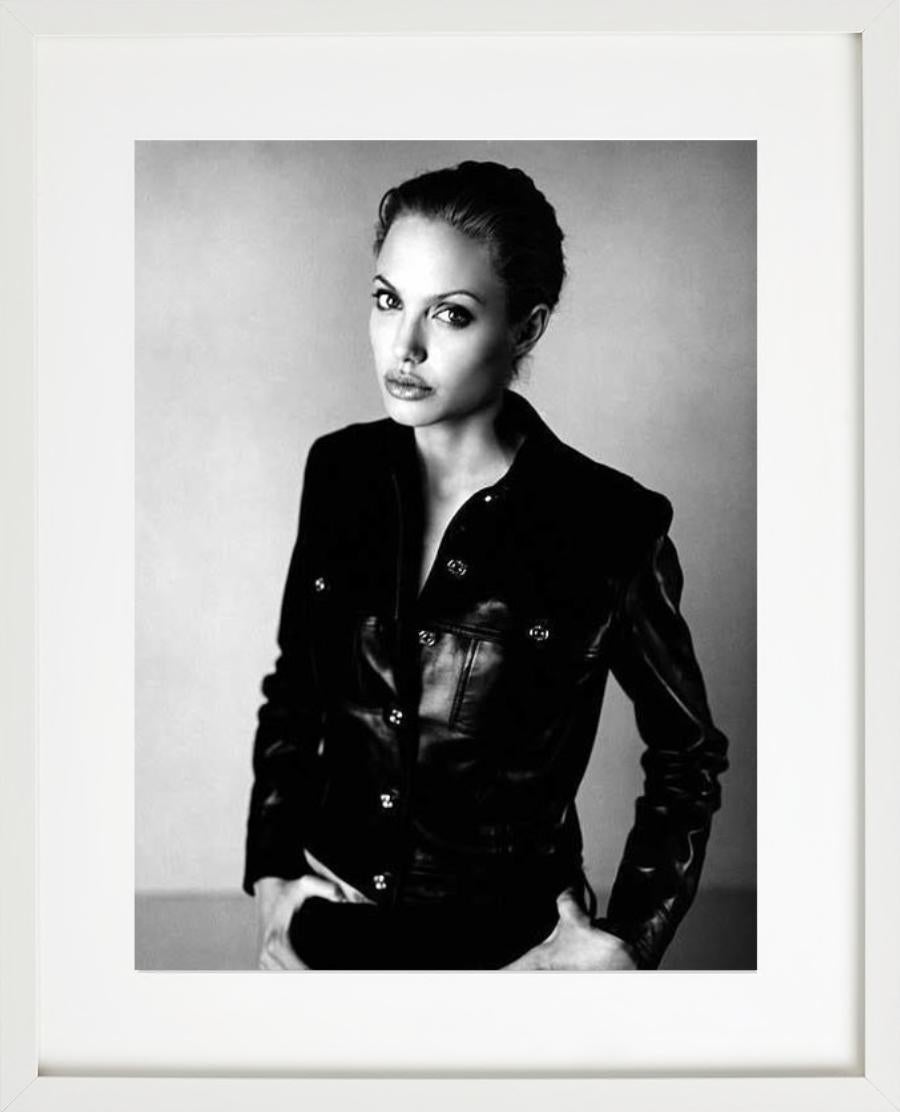 'Angelina Jolie pour Esquire' - Angelina en cuir, photographie d'art, 1999 en vente 1