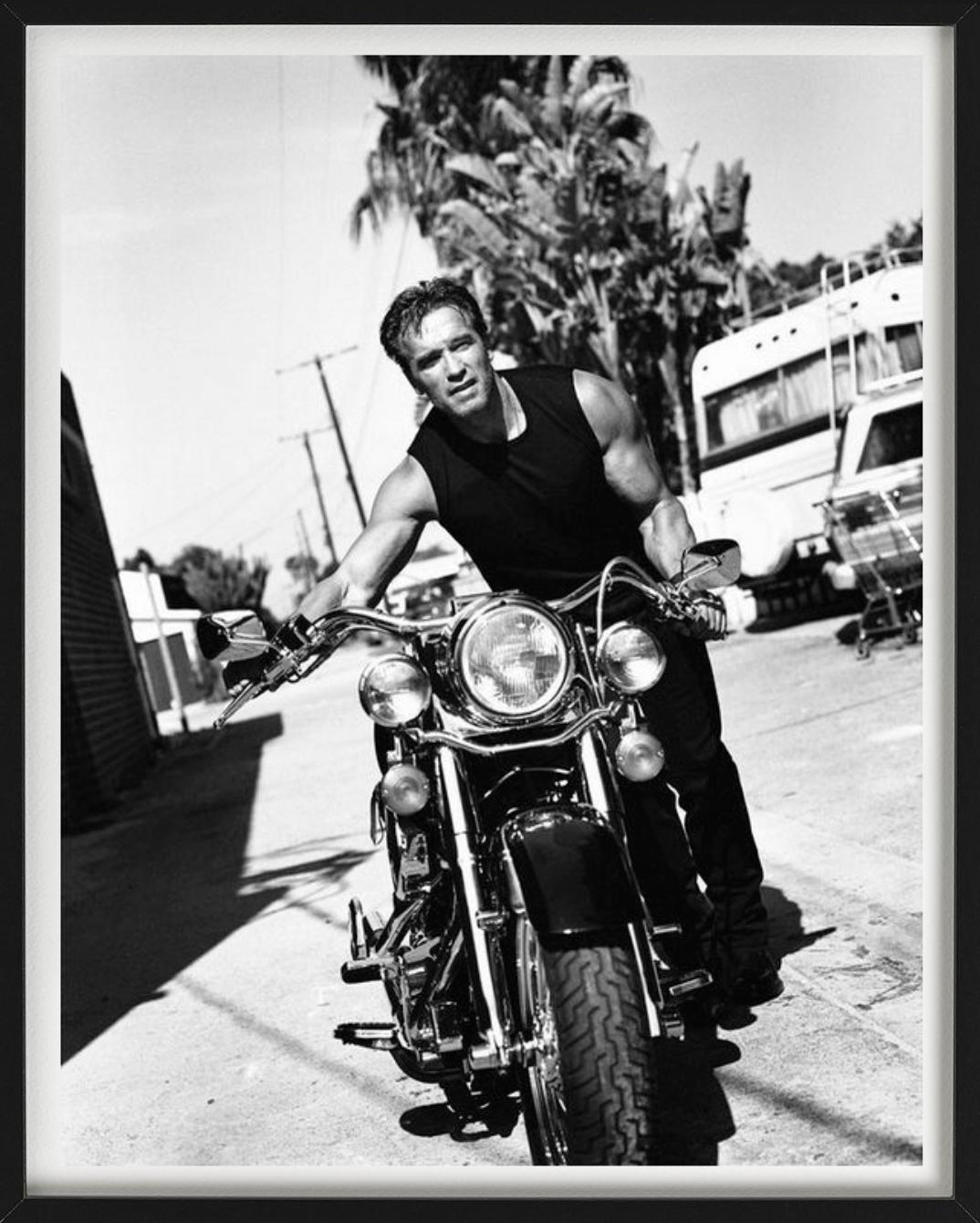 Arnold Schwarzenegger - Sur une moto, Diptych Fine Arts, 1999 - Gris Figurative Photograph par Sante D´ Orazio