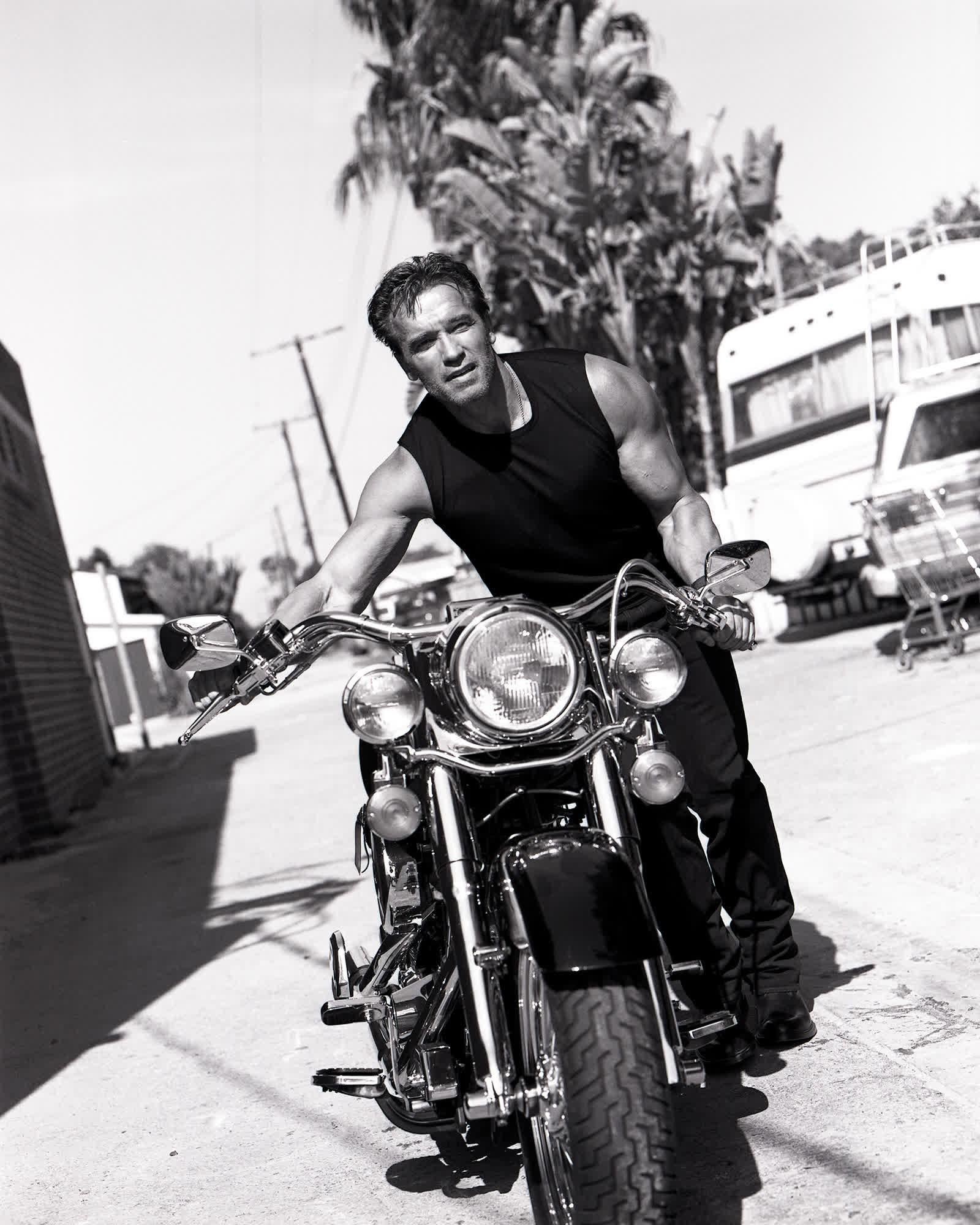 Figurative Photograph Sante D´ Orazio - Arnold Schwarzenegger - Sur une moto, Diptych Fine Arts, 1999