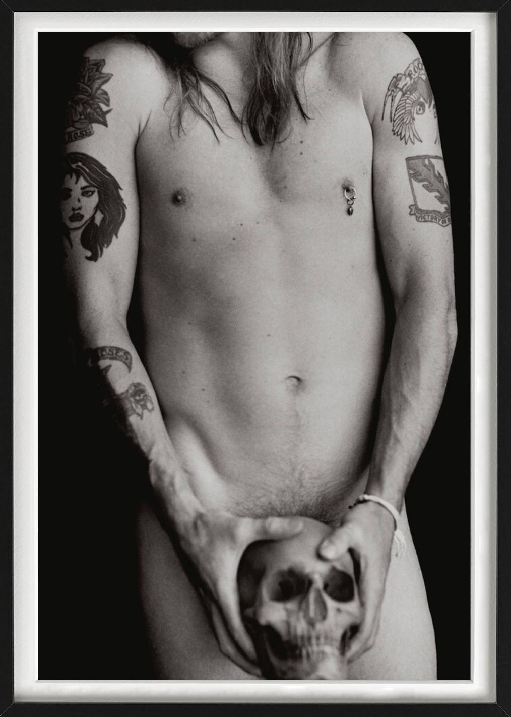 Axl Rose con teschio - Nudo maschile della rockstar, fotografia d'autore 1993 - Photograph di Sante D´ Orazio