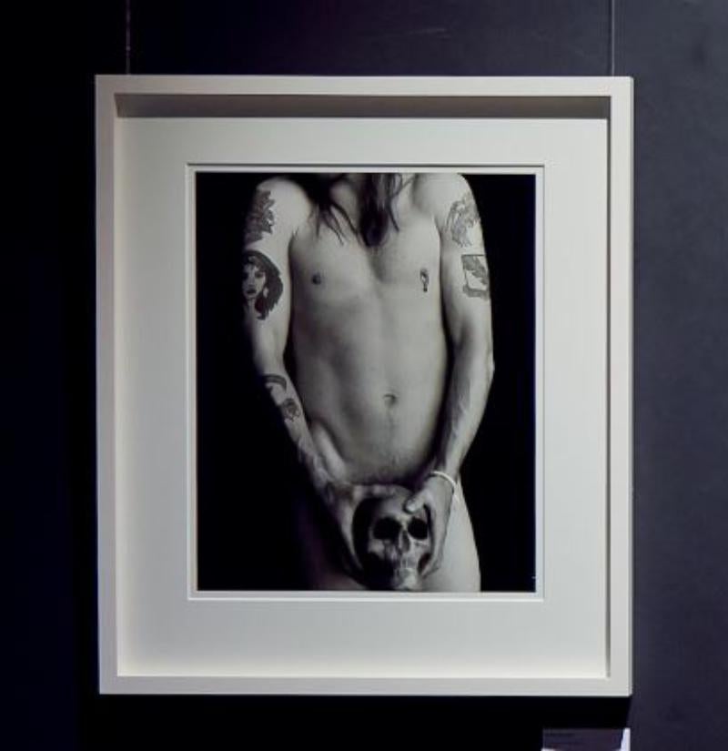 Axl Rose con teschio - Nudo maschile della rockstar, fotografia d'autore 1993 - Photograph Contemporaneo di Sante D´ Orazio