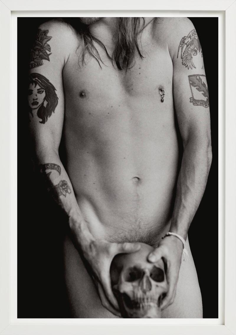 Ritratto nudo del cantante dei Guns n' Roses Axel Rose, con in mano un teschio, fotografato da Sante D'Orazio nel 1993.

Tutte le stampe sono in edizione limitata. Disponibile in più misure. Cornici di alto livello su richiesta.

Tutte le stampe