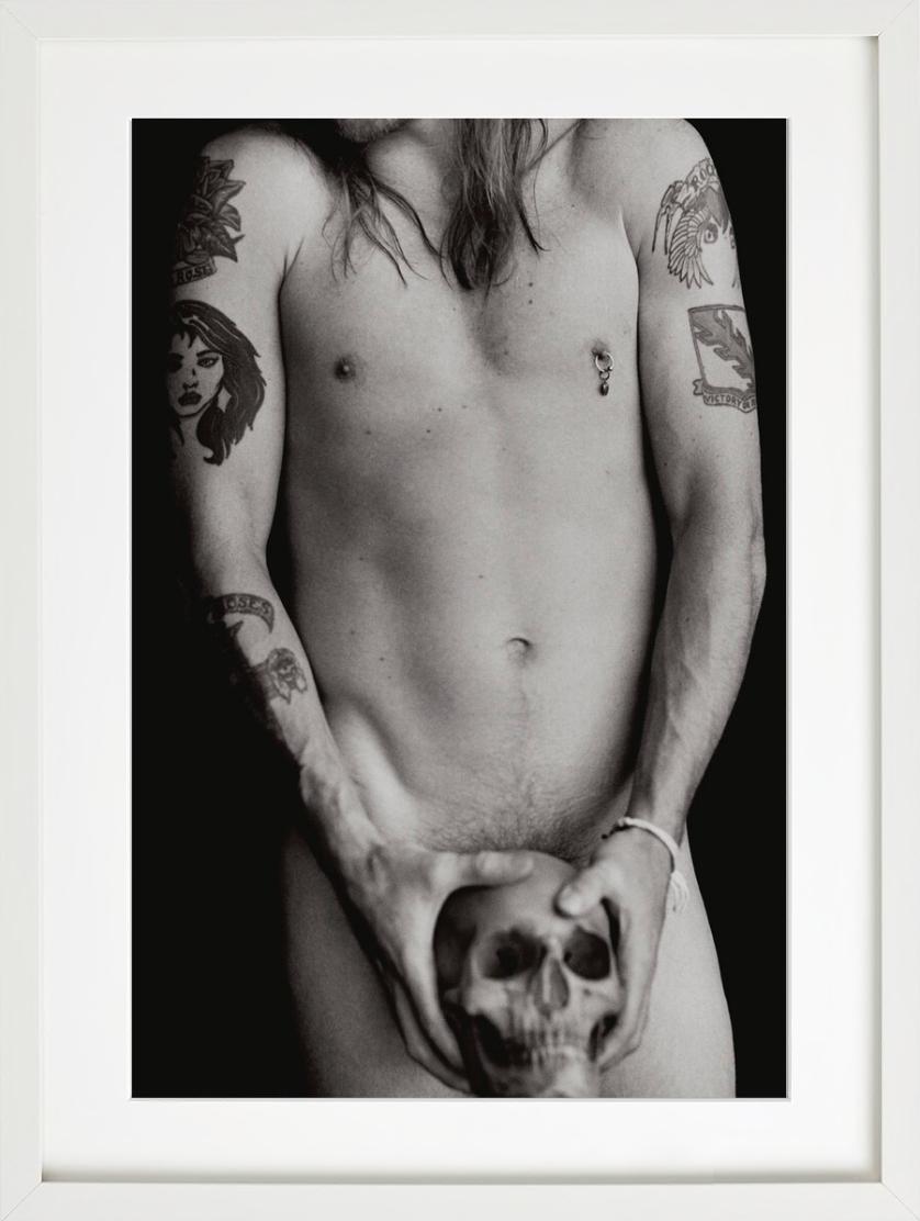 Axl Rose con teschio - Nudo maschile della rockstar, fotografia d'autore 1993 in vendita 1