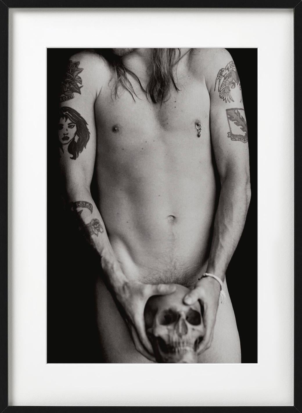 Axl Rose con teschio - Nudo maschile della rockstar, fotografia d'autore 1993 in vendita 3