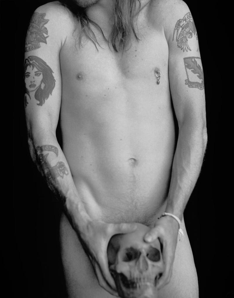 Axl Rose con Calavera - Desnudo Masculino de la Rockstar, Fotografía Fine Art 1993