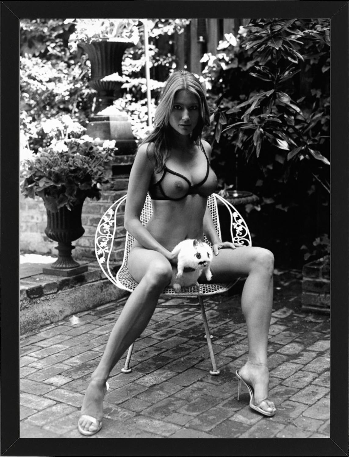 Brenda Schad, NYC – Nacktes Modell im Garten mit Bunny, Kunstfotografie, 2004 (Zeitgenössisch), Photograph, von Sante D´ Orazio