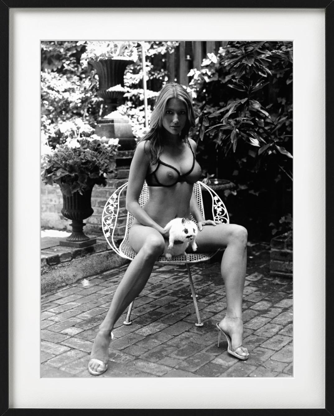Brenda Schad, NYC – Nacktes Modell im Garten mit Bunny, Kunstfotografie, 2004 (Schwarz), Black and White Photograph, von Sante D´ Orazio