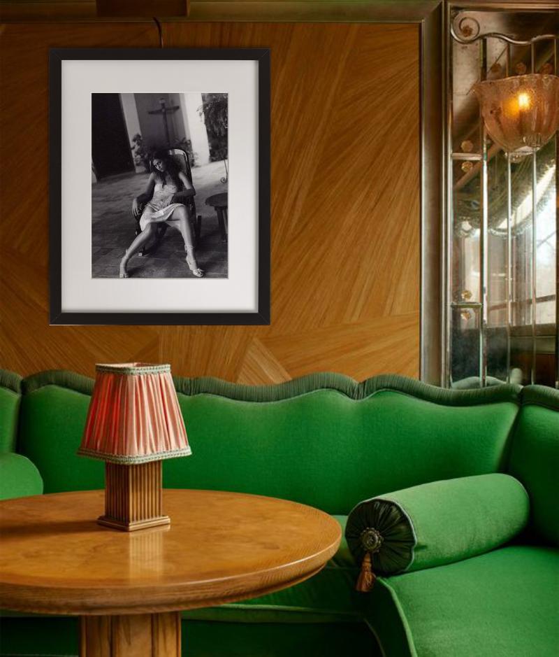 Photo du mannequin Brigitte Swidrak assise dans un fauteuil, une croix en arrière-plan, photographiée par Sante D'Orazio. 

Tous les tirages sont en édition limitée. Disponible en plusieurs tailles. Encadrement haut de gamme sur demande.

Toutes les