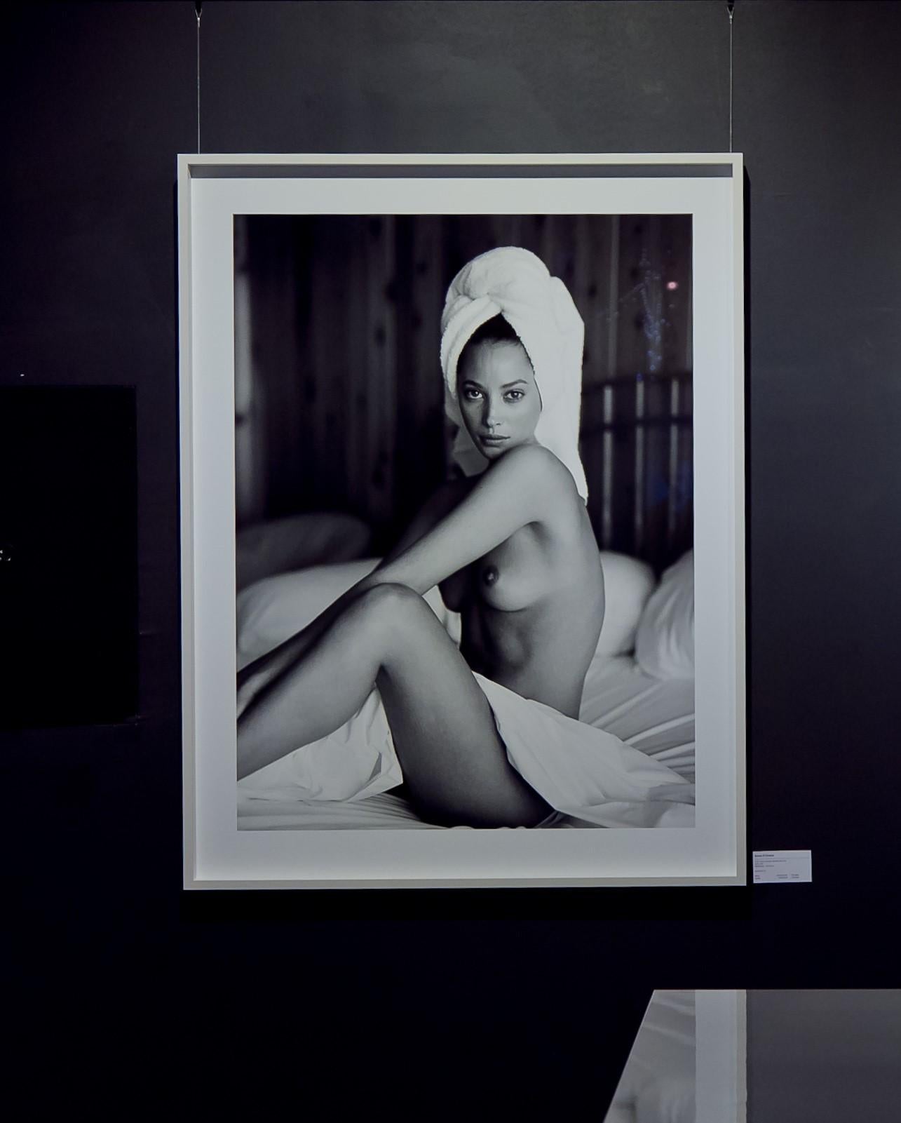 Christy Turlington, Montauk, NY – nackt mit Handtuch, Kunstfotografie, 1992 – Photograph von Sante D´ Orazio