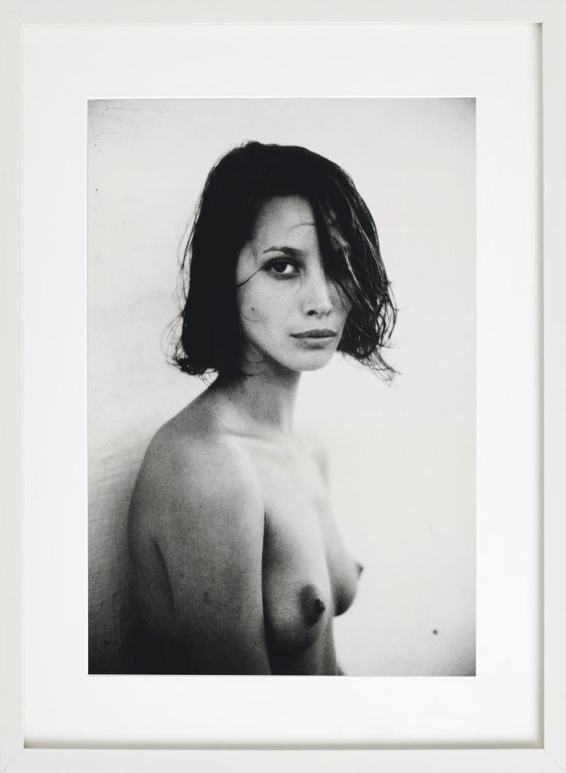 Christy Turlington - Portrait nu du Supermodel, photographie d'art, 1989 - Gris Portrait Photograph par Sante D´ Orazio