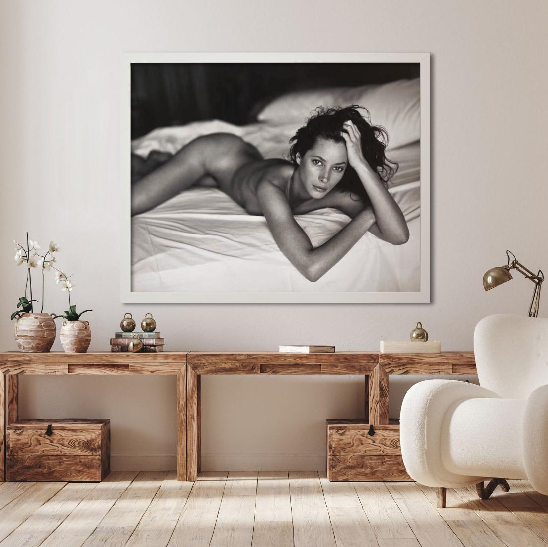Christy Turlington auf Bett – Aktporträt- Supermodel, Kunstfotografie, 1993 (Zeitgenössisch), Photograph, von Sante D´ Orazio