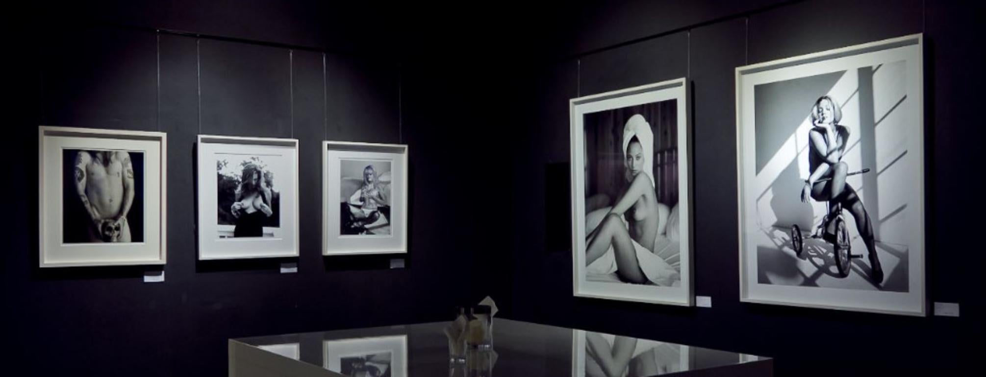 Cindy Crawford – Schwarz-Weiß-Nacktporträt des Supermodels, das auf einem Felsen sitzt – Photograph von Sante D´ Orazio