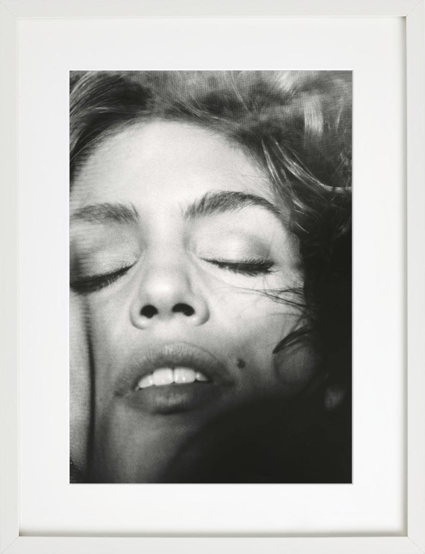 Cindy Crawford Veil, NYC – Nahaufnahme, Kunstfotografie 1990 (Schwarz), Portrait Photograph, von Sante D´ Orazio