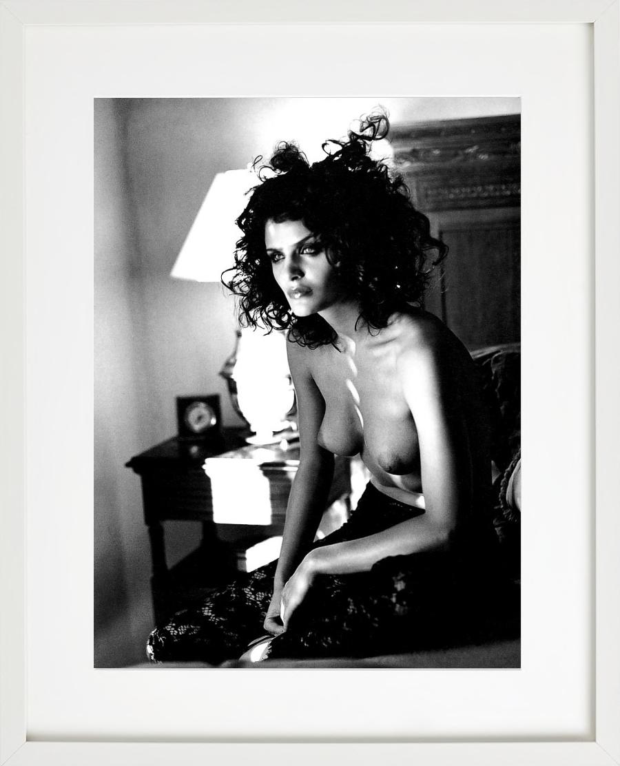 „Helena Christensen“ – Nackt mit Krawatten in einem Hotel, Kunstfotografie, 1995 (Zeitgenössisch), Photograph, von Sante D´ Orazio